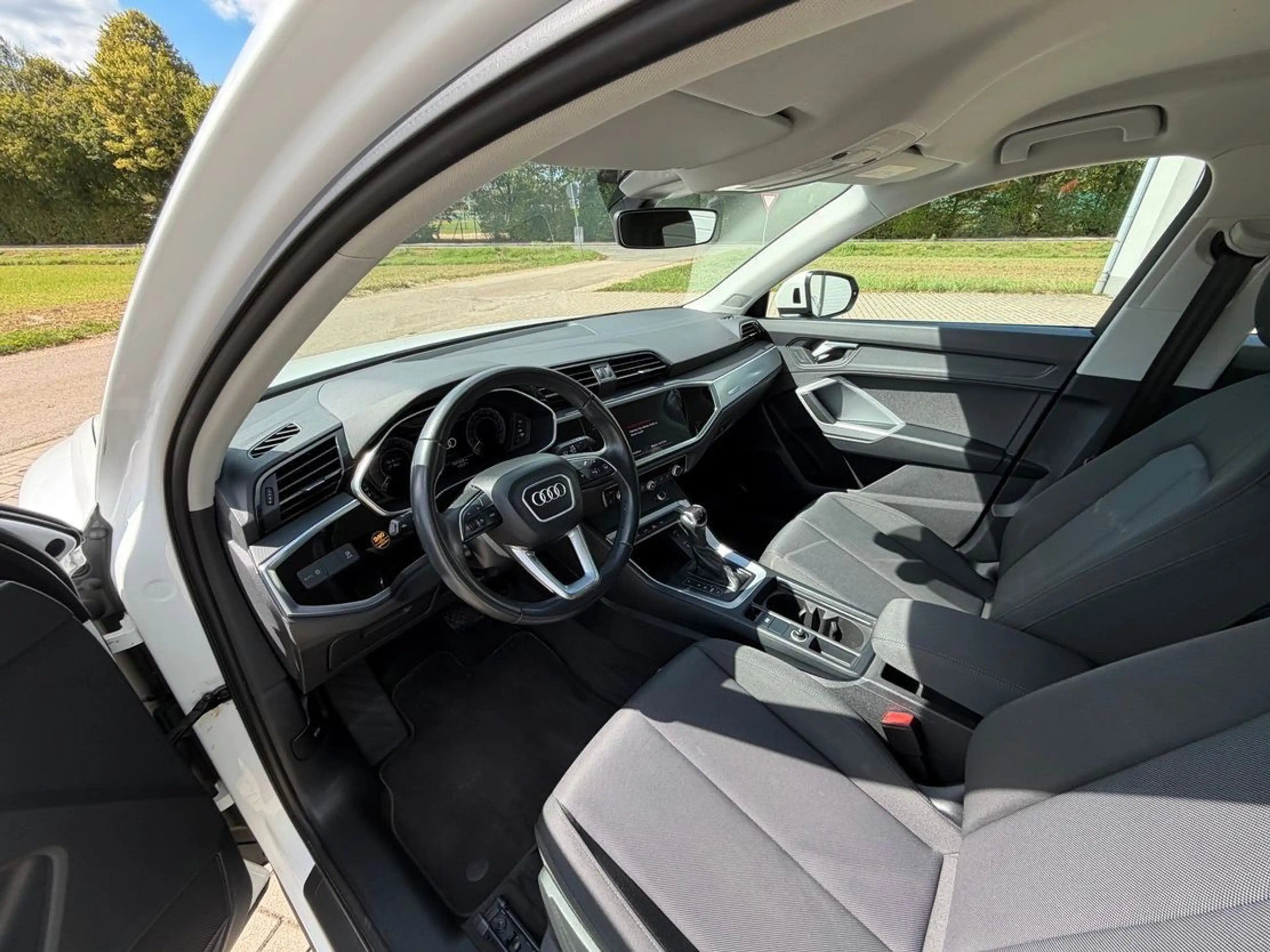 Audi Q3 45 TFSI e Hybrid  Basis-Modell Navi — photo 11