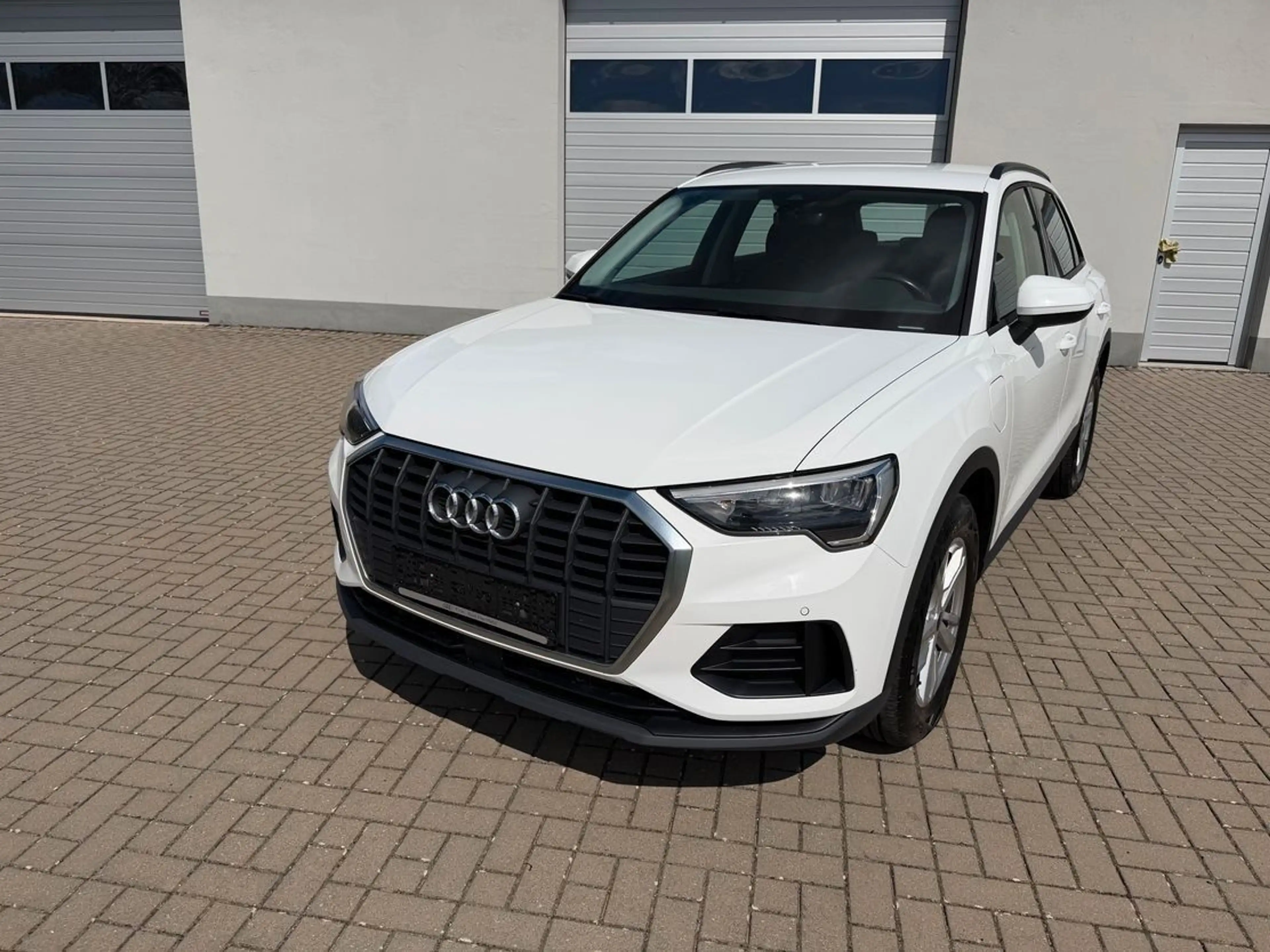 Audi Q3 45 TFSI e Hybrid  Basis-Modell Navi — photo 3