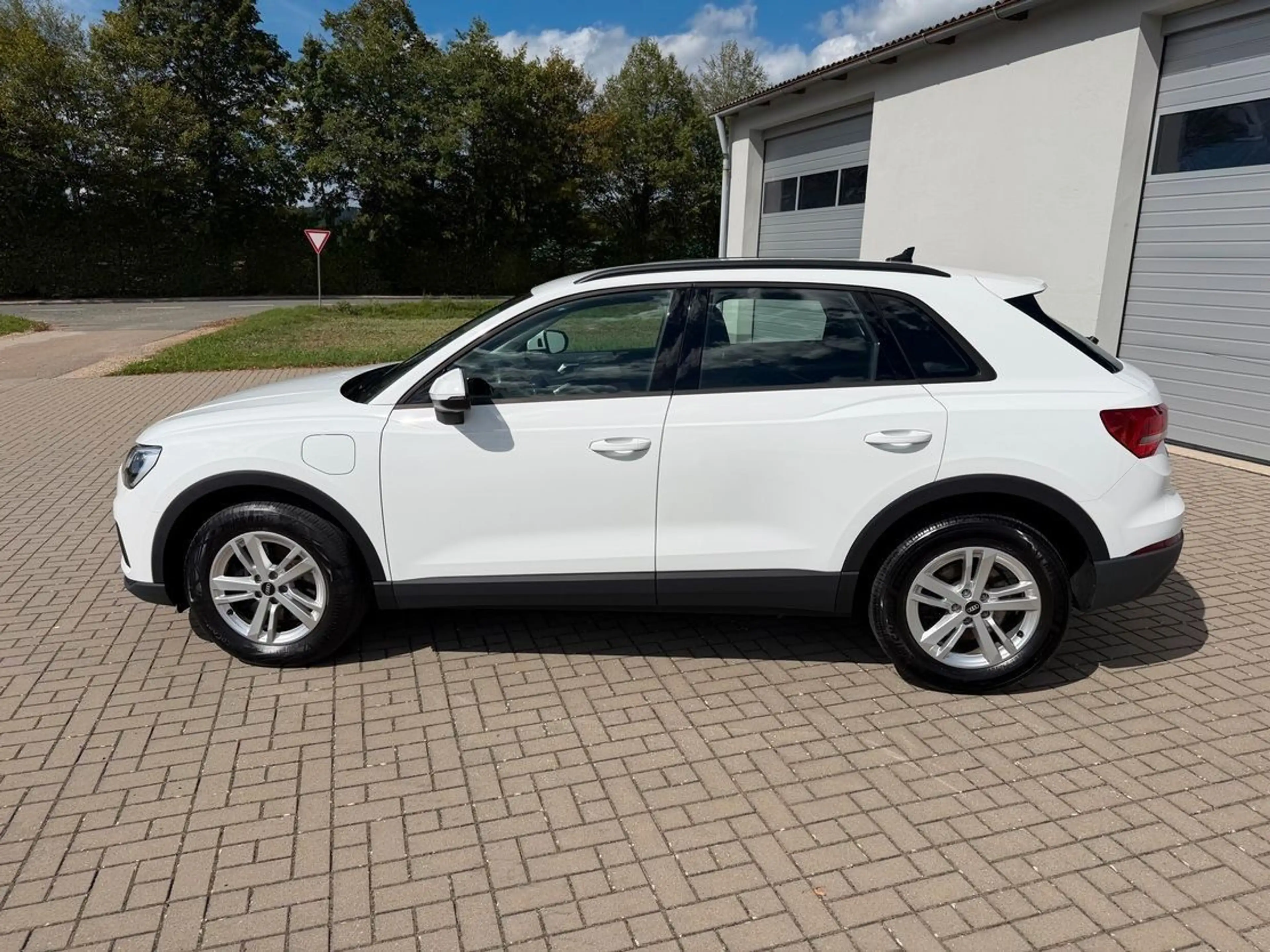 Audi Q3 45 TFSI e Hybrid  Basis-Modell Navi — photo 4