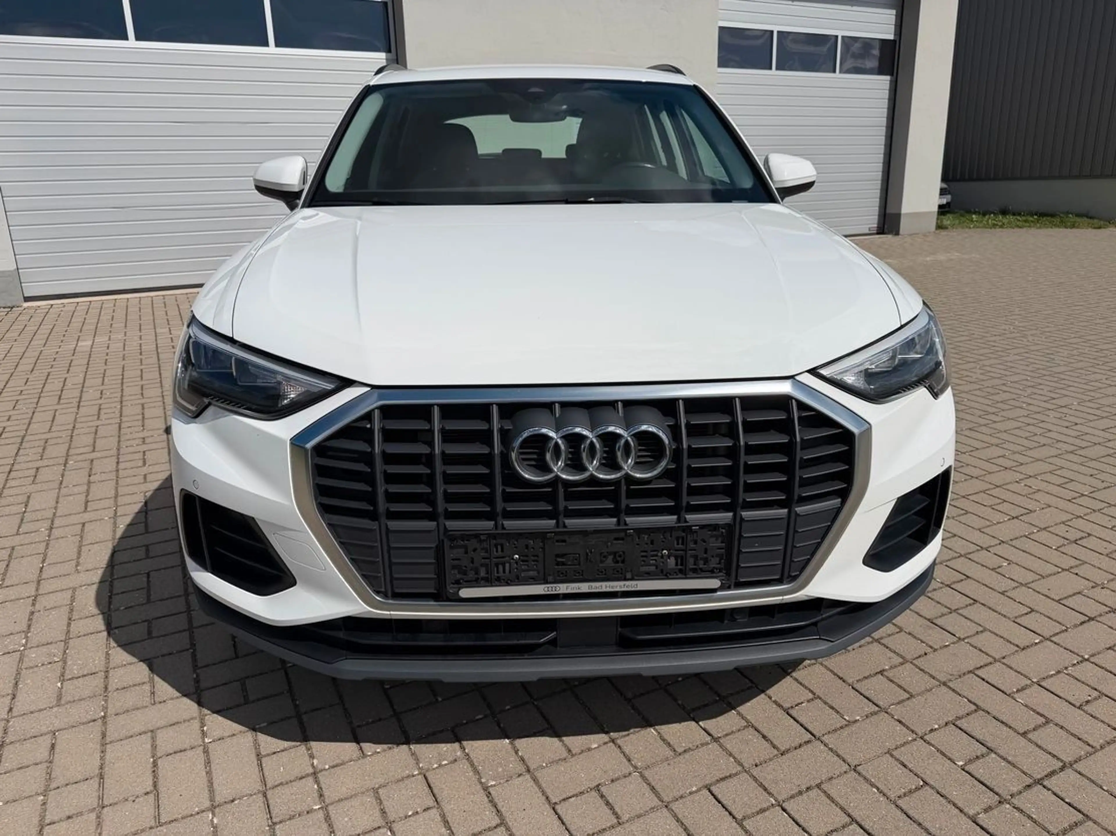 Audi Q3 45 TFSI e Hybrid  Basis-Modell Navi — photo 2