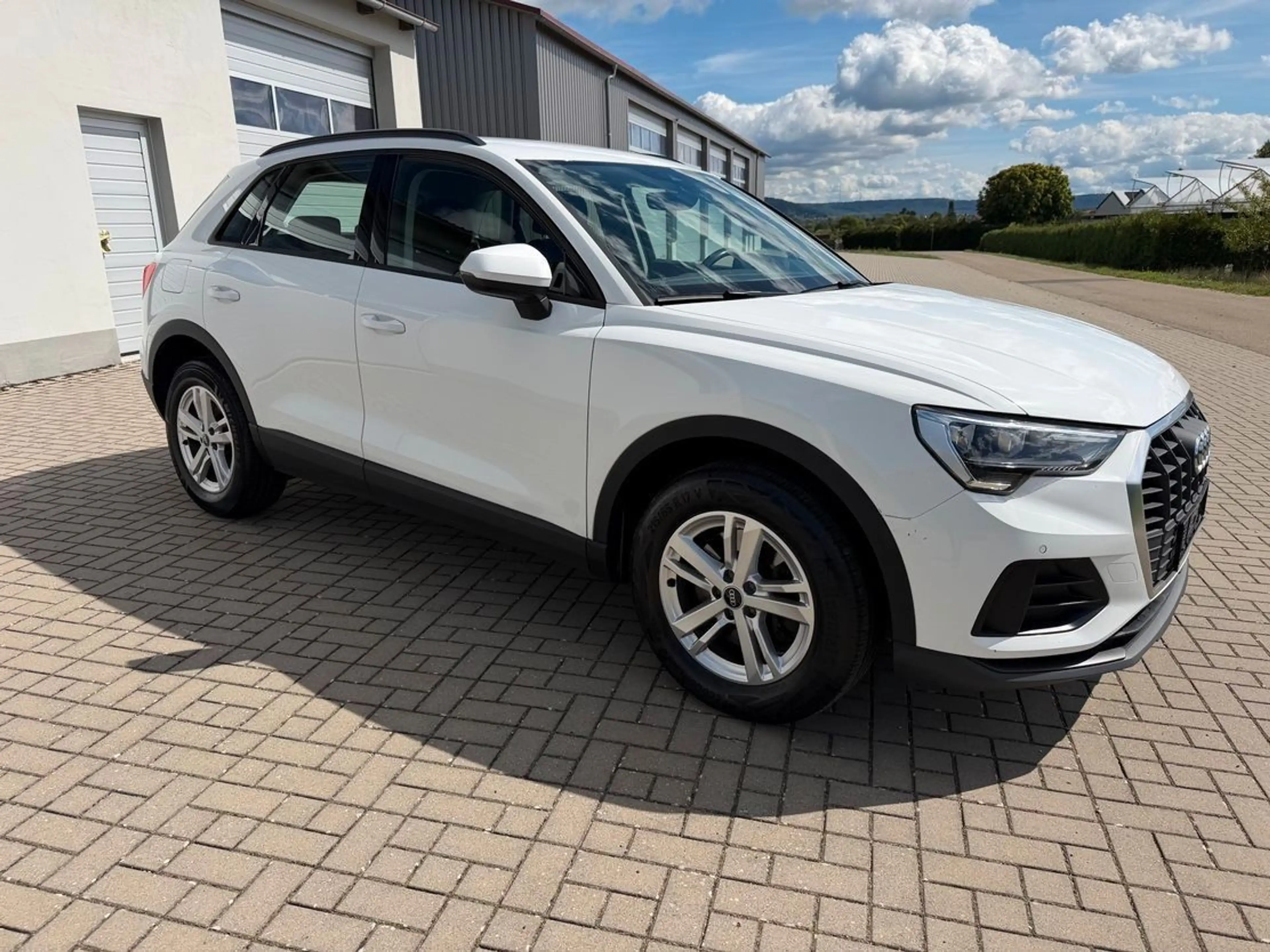 Audi Q3 45 TFSI e Hybrid Basis-Modell Navi