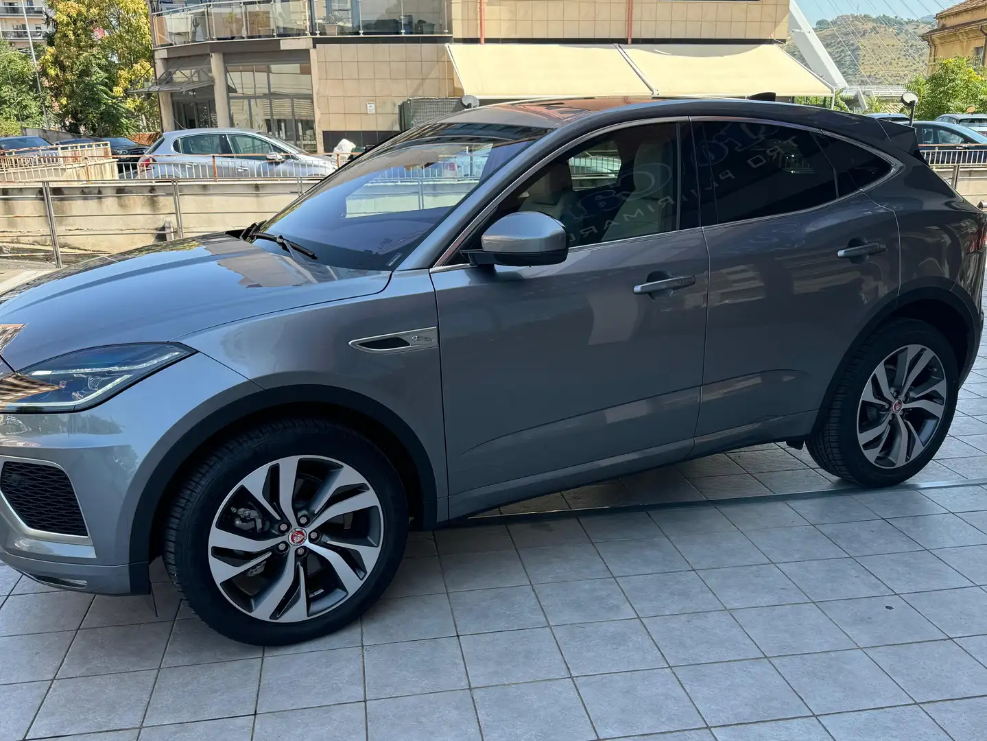 Jaguar E-Pace E-Pace 2.0 i4 mhev R-Dynamic HSE awd 200cv auto Gri - 1