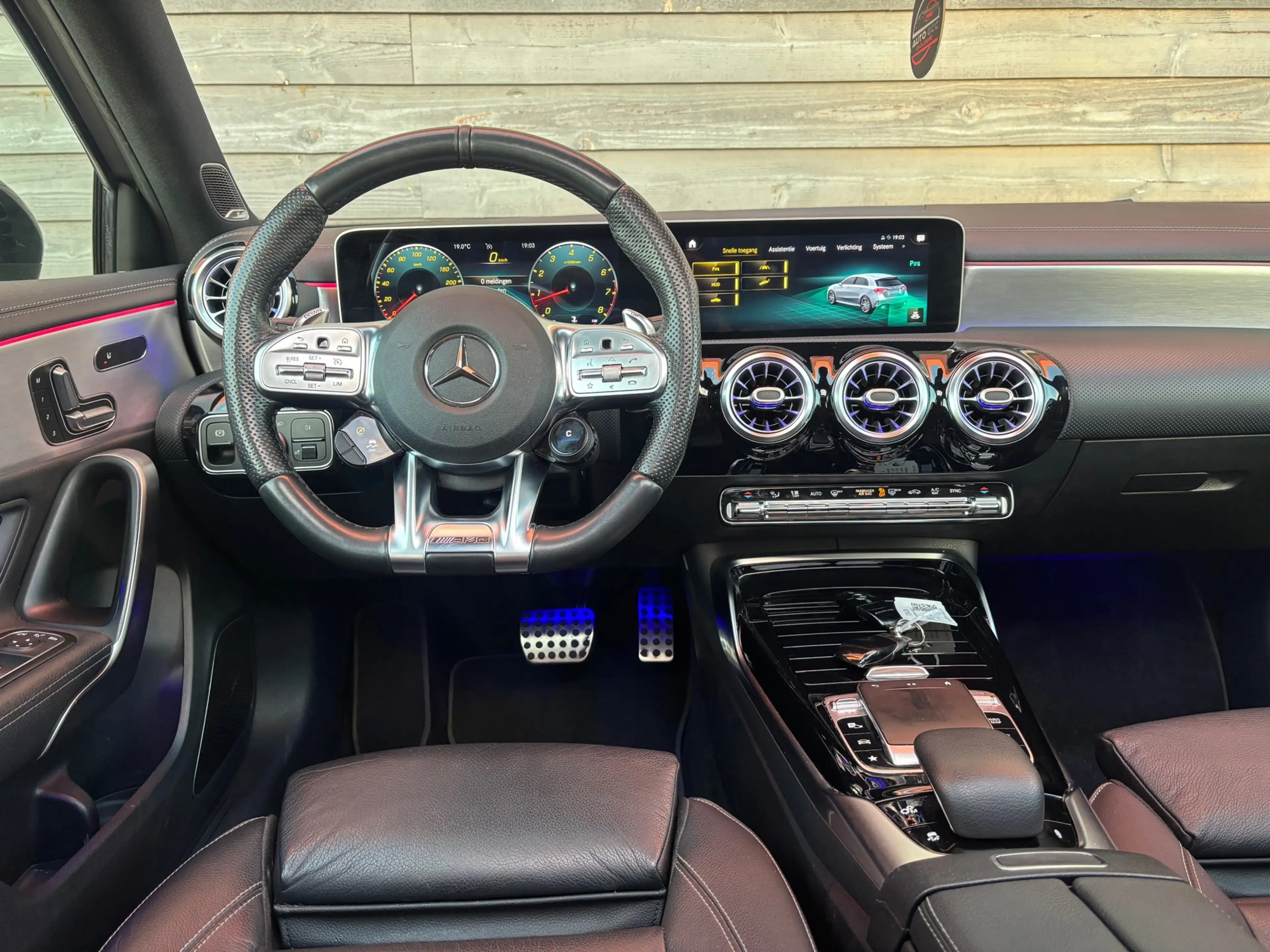 Mercedes-Benz A 35 AMG 4MATIC EDITION 1 PANO HUD MEMORY AUT SFEER VOL OPT — photo 13