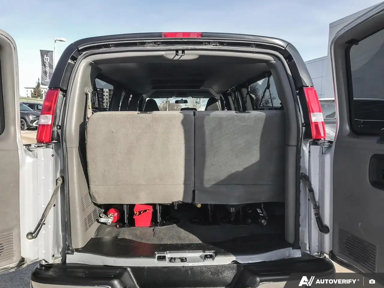 GMC Savana снимка GMC Savana