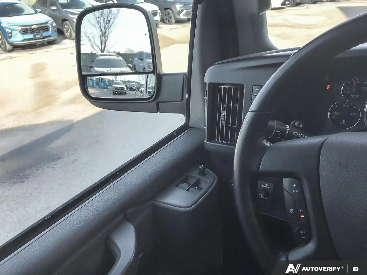 GMC Savana снимка GMC Savana