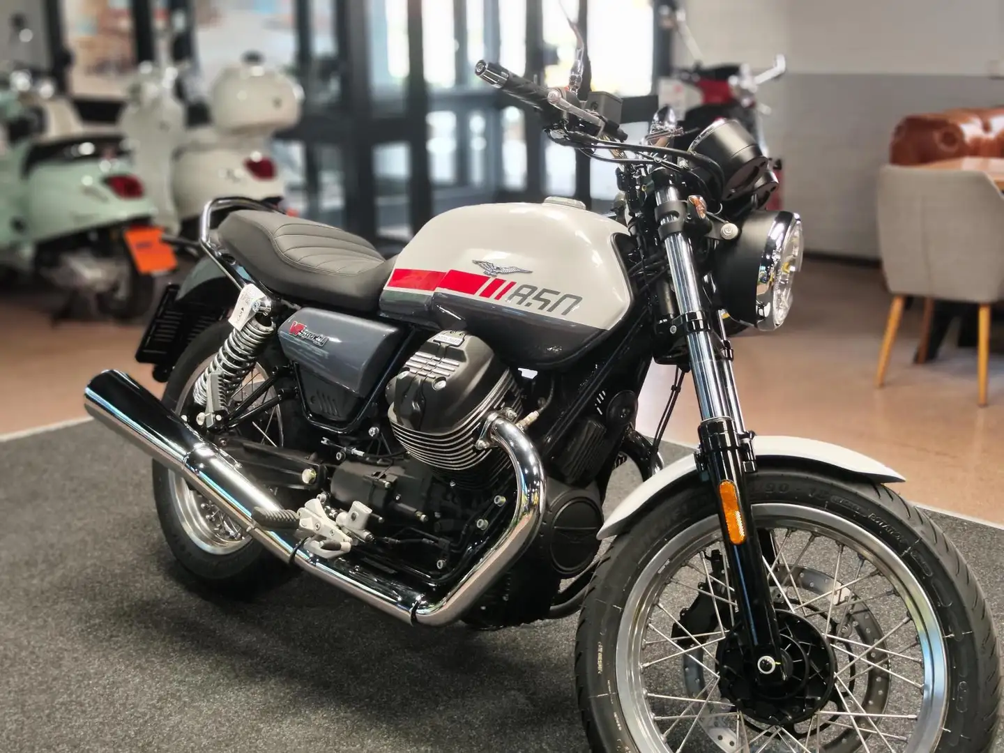 Moto Guzzi V7 IV SPECIAL E5 RED STRIPE Rojo - 2