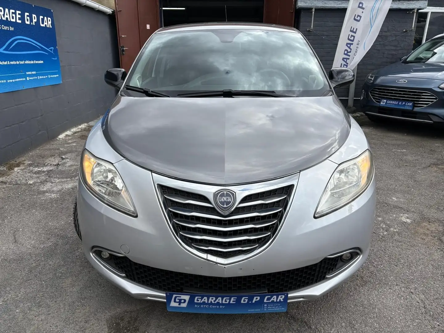 Lancia Ypsilon 0.9 TwinAir Platinum Gris - 2