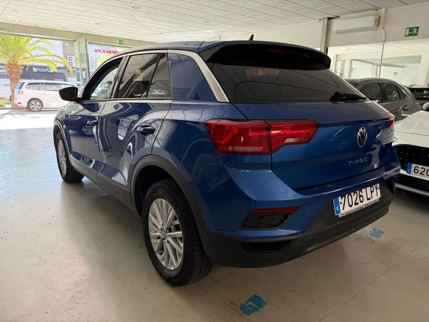 Volkswagen T-Roc 1.0 TSI Advance R-line 81kW Azul - 1