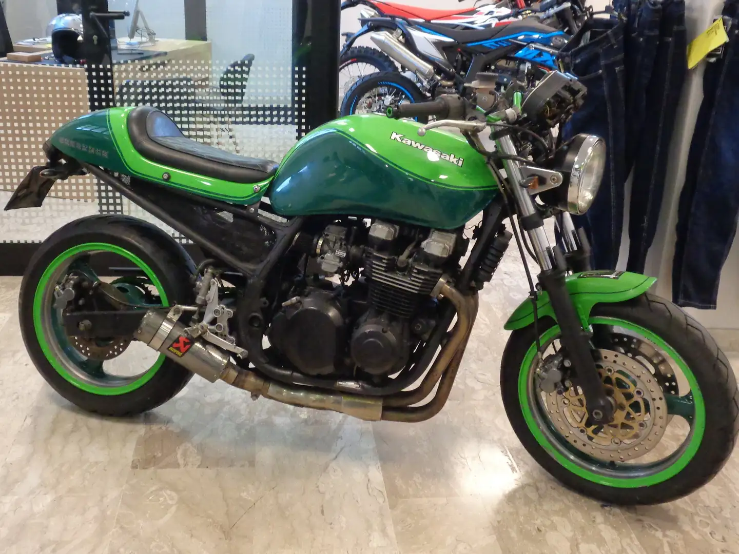 Kawasaki ZR 750 cafe racer Grün - 1