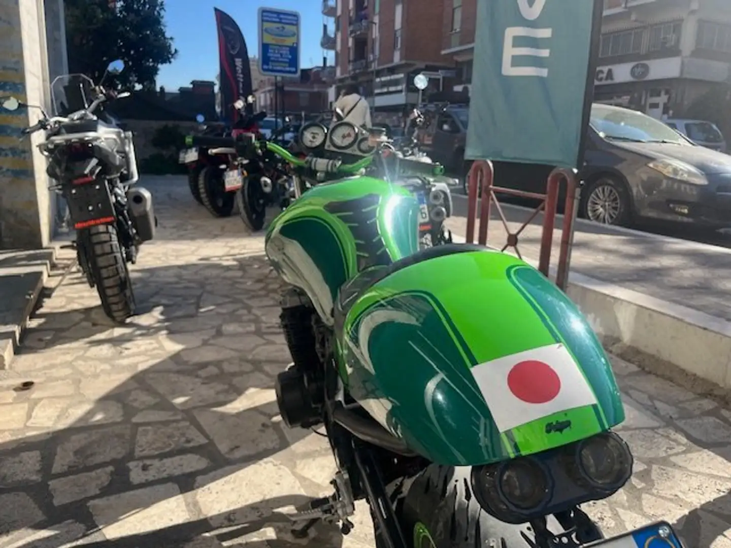 Kawasaki ZR 750 cafe racer Vert - 2