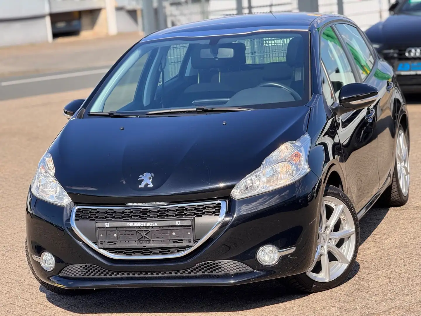 Peugeot 208 Active Black - 1