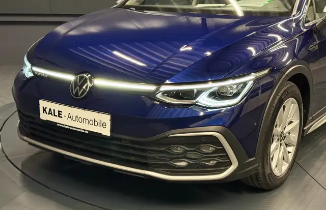 Volkswagen Golf view 3