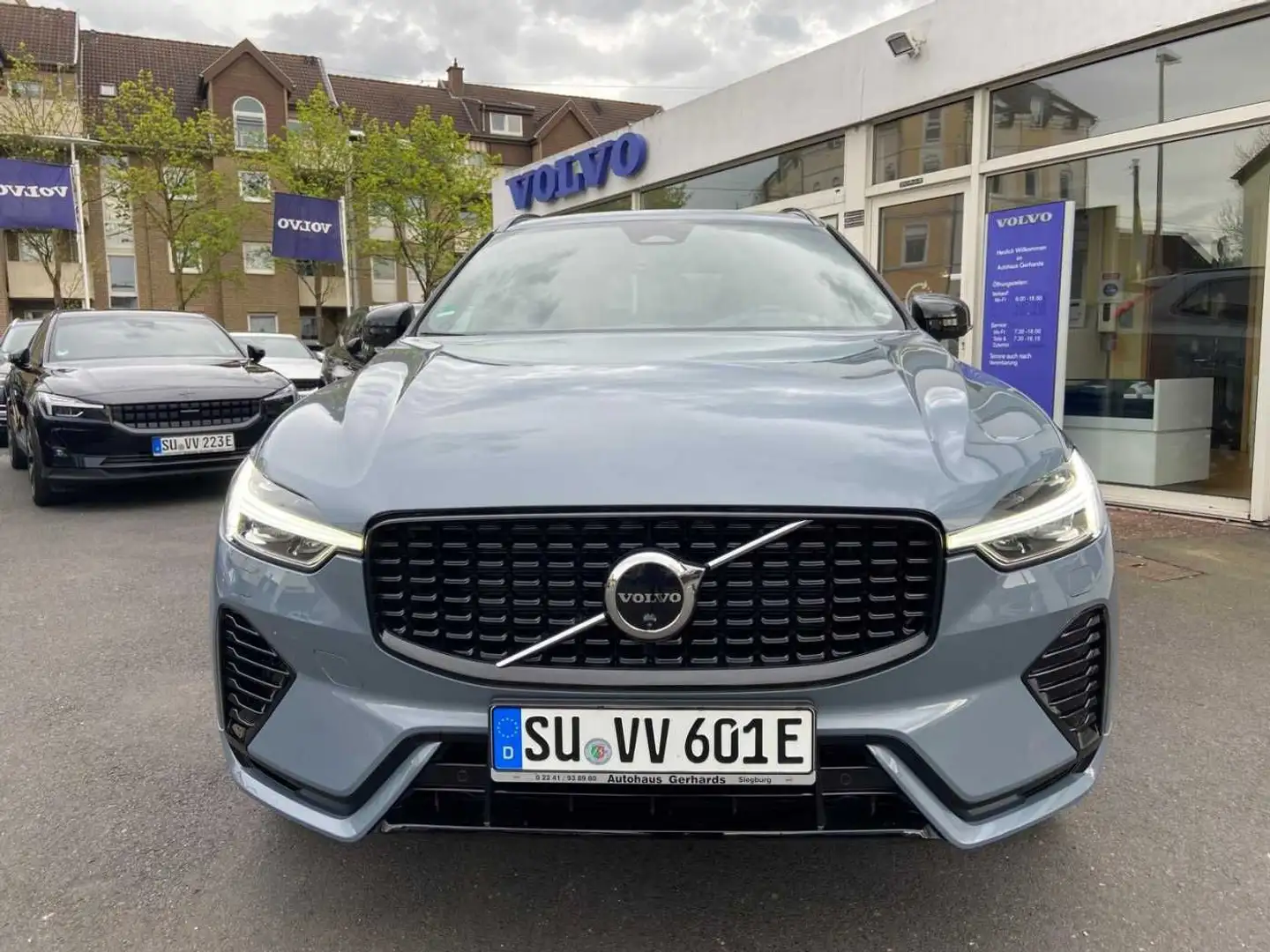 Volvo XC60 Plus, T6 Plug-In AWD , Black- Edition, 360° Grau - 2