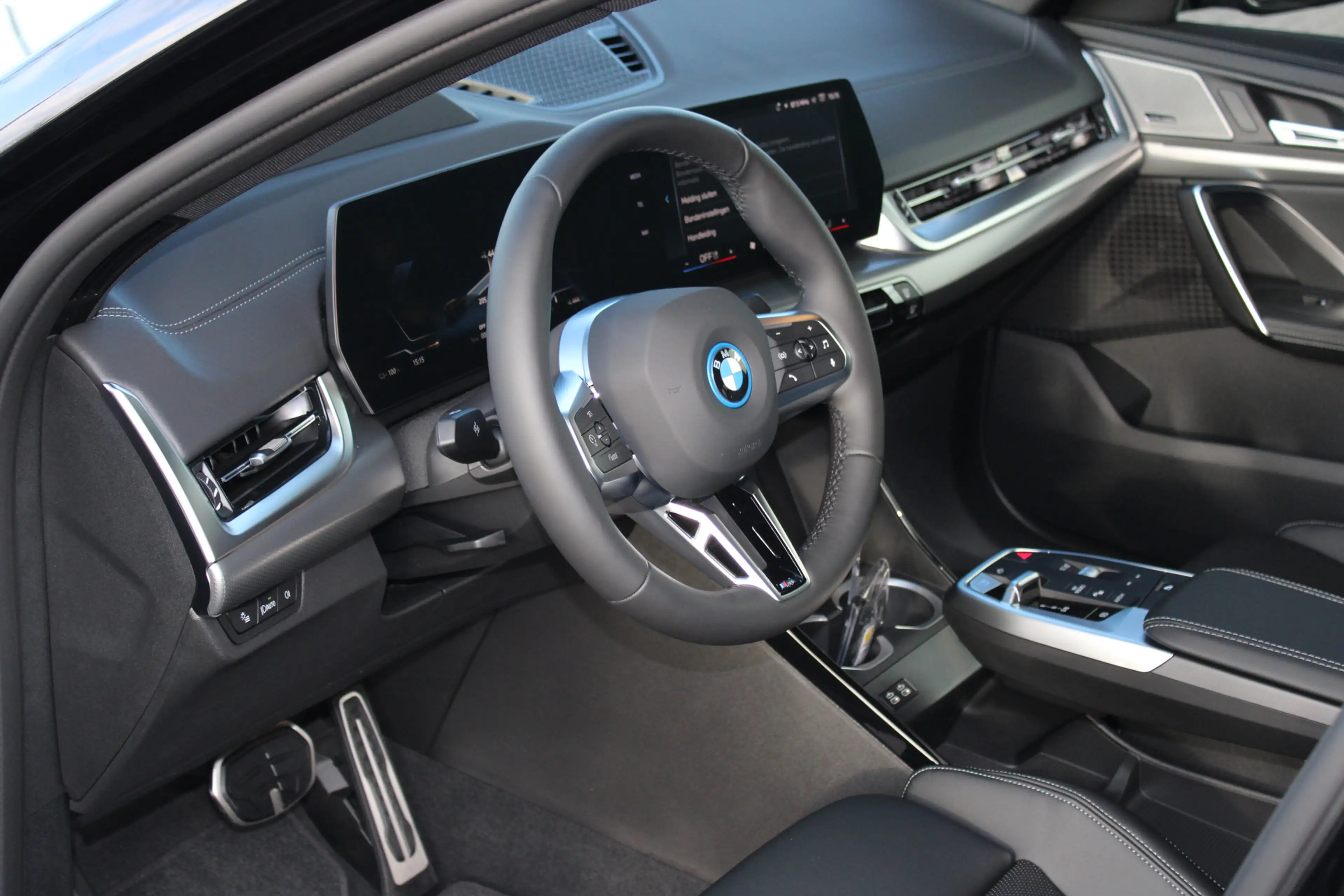 BMW iX2 eDrive20 M Sport / Trekhaak / Sportstoelen / Adapt — photo 4