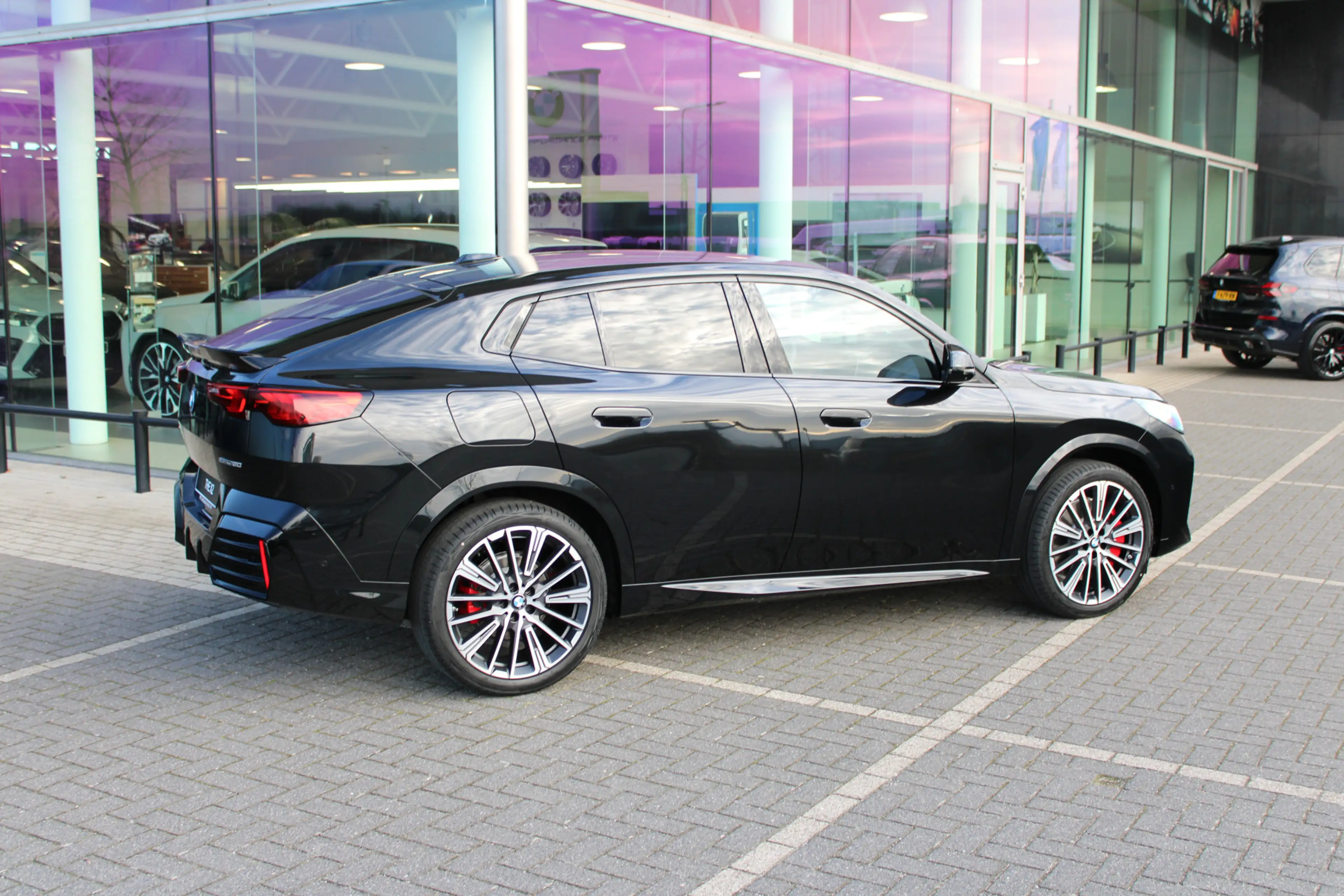 BMW iX2 eDrive20 M Sport / Trekhaak / Sportstoelen / Adapt — photo 15