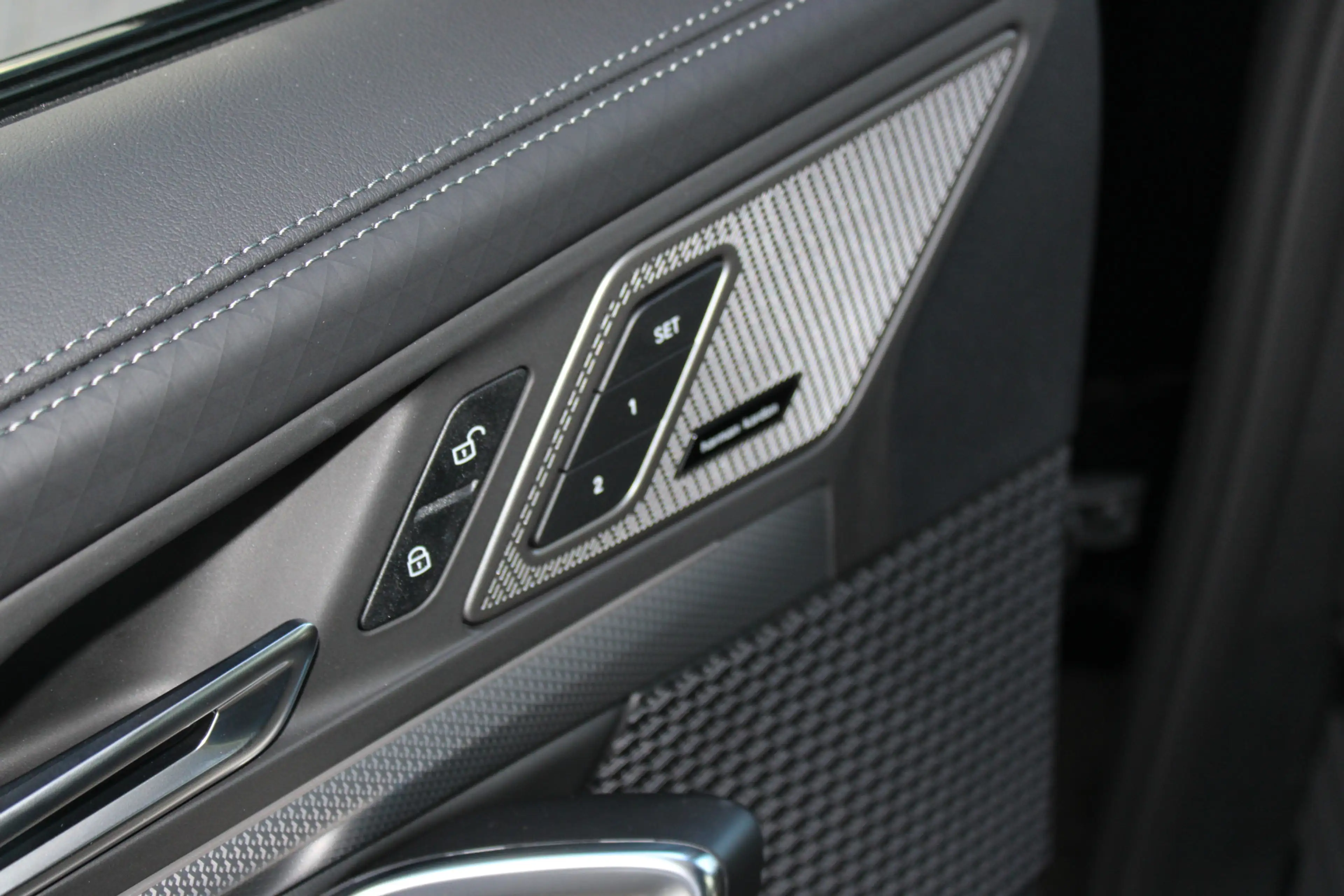 BMW iX2 eDrive20 M Sport / Trekhaak / Sportstoelen / Adapt — photo 11