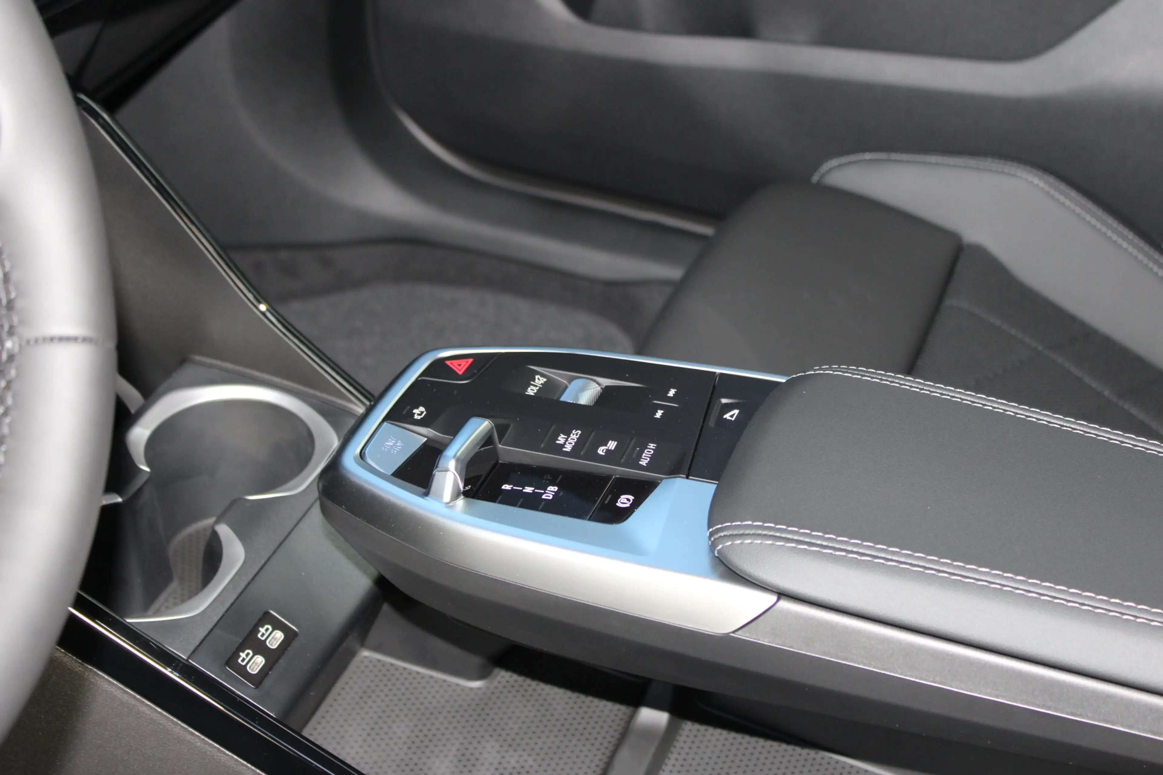 BMW iX2 eDrive20 M Sport / Trekhaak / Sportstoelen / Adapt — photo 9