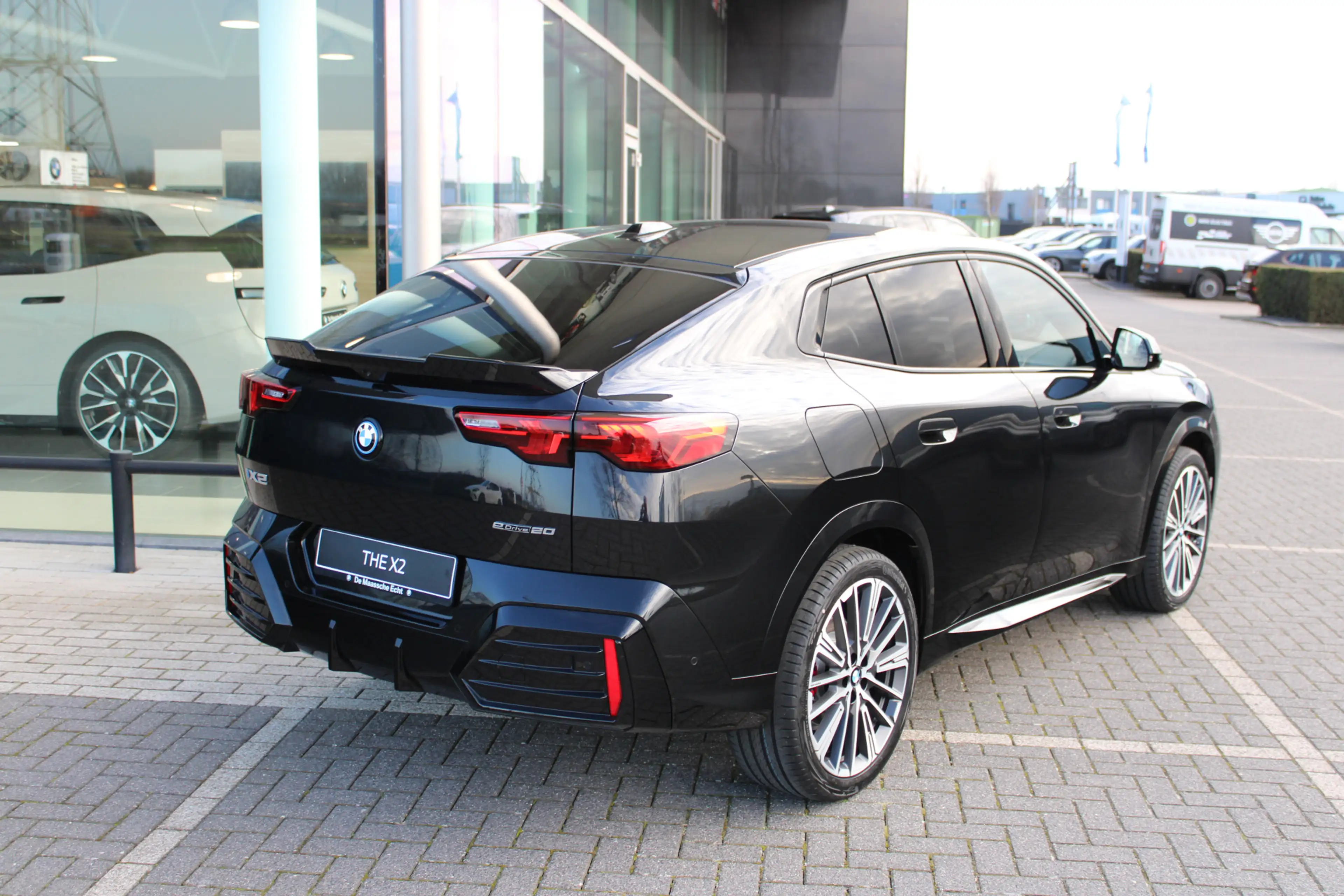 BMW iX2 eDrive20 M Sport / Trekhaak / Sportstoelen / Adapt — photo 2