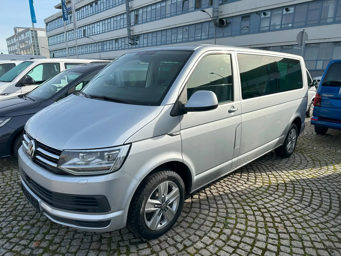 Volkswagen T6 Caravelle Caravelle DSG Lang 4MOTION Comfortline Silber - 1