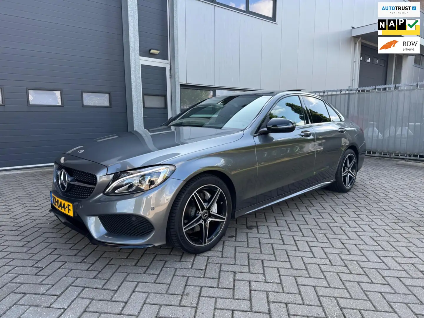 Mercedes-Benz C 180 AMG Panoramadak, LED, Navi, Night pakket, etc. Grijs - 1