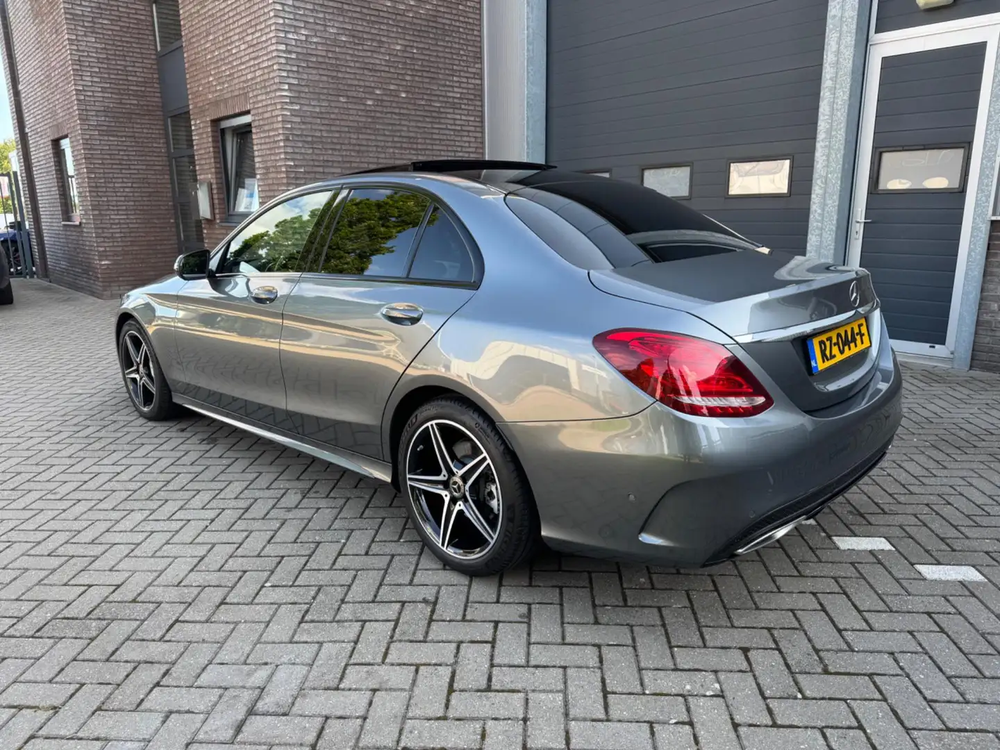 Mercedes-Benz C 180 AMG Panoramadak, LED, Navi, Night pakket, etc. Grijs - 2