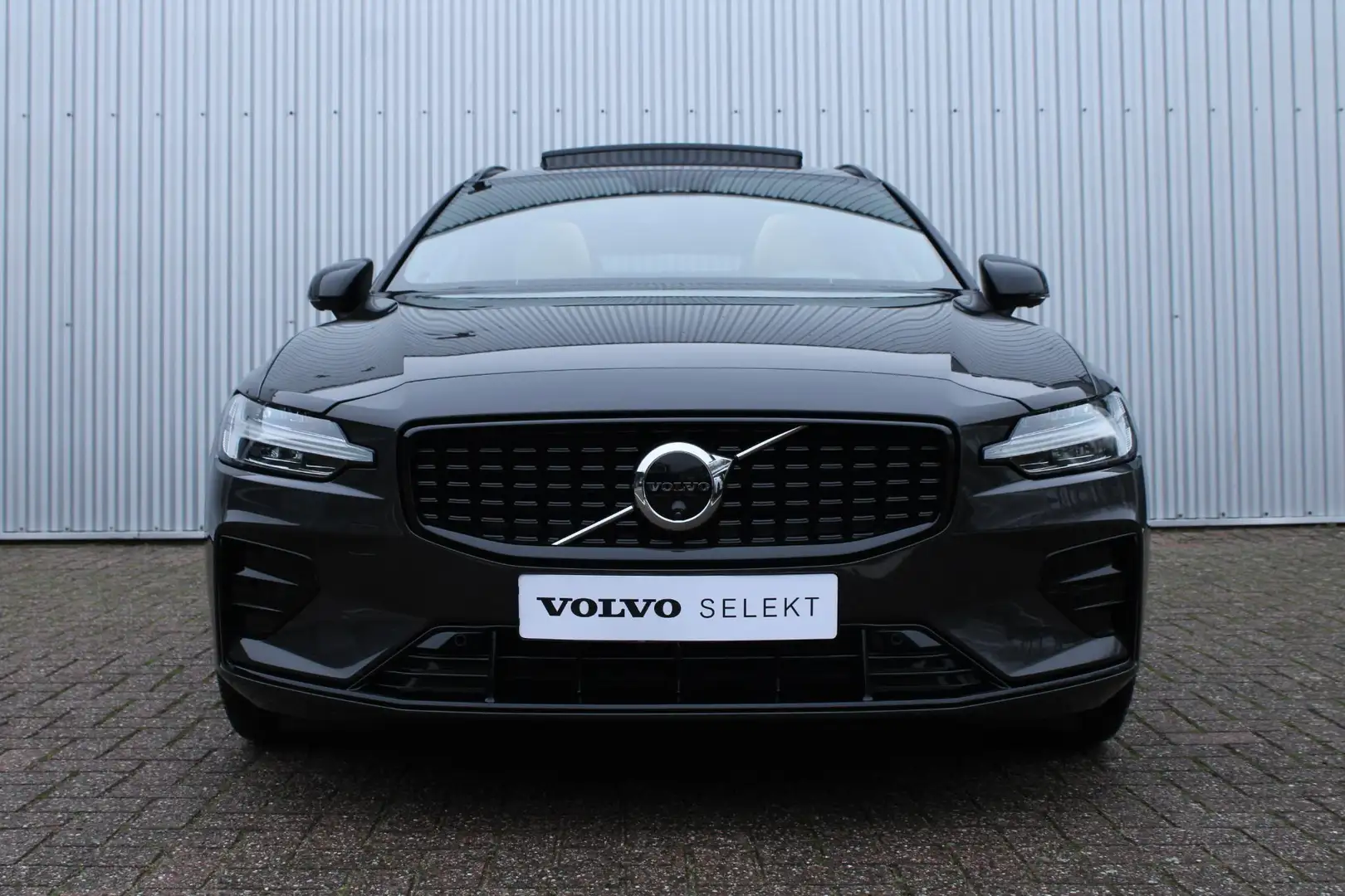 Volvo V60 B4 Plus Dark Automaat | Panoramadak | Verwarmbare Grijs - 2