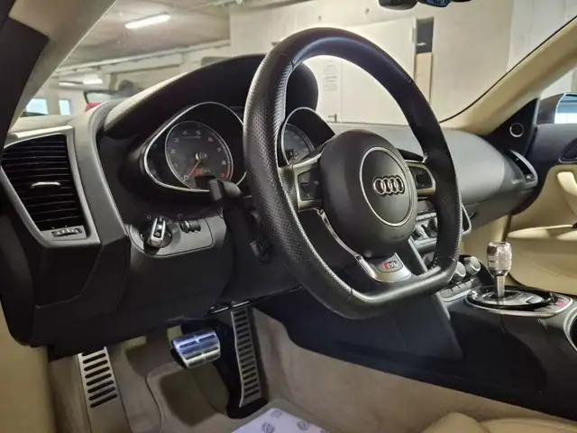 Audi R8 view 11