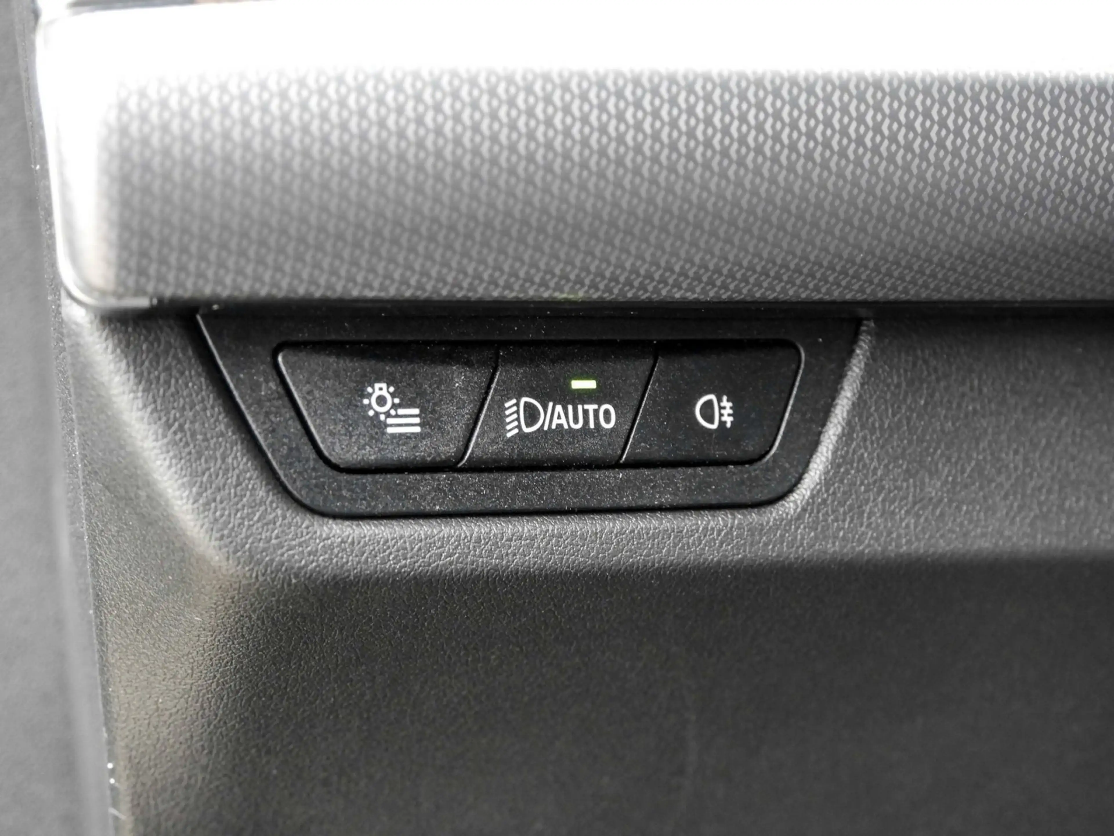 BMW iX1 eDrive20 M Sport HUD ACC AHK RFK NAVI LED — photo 15