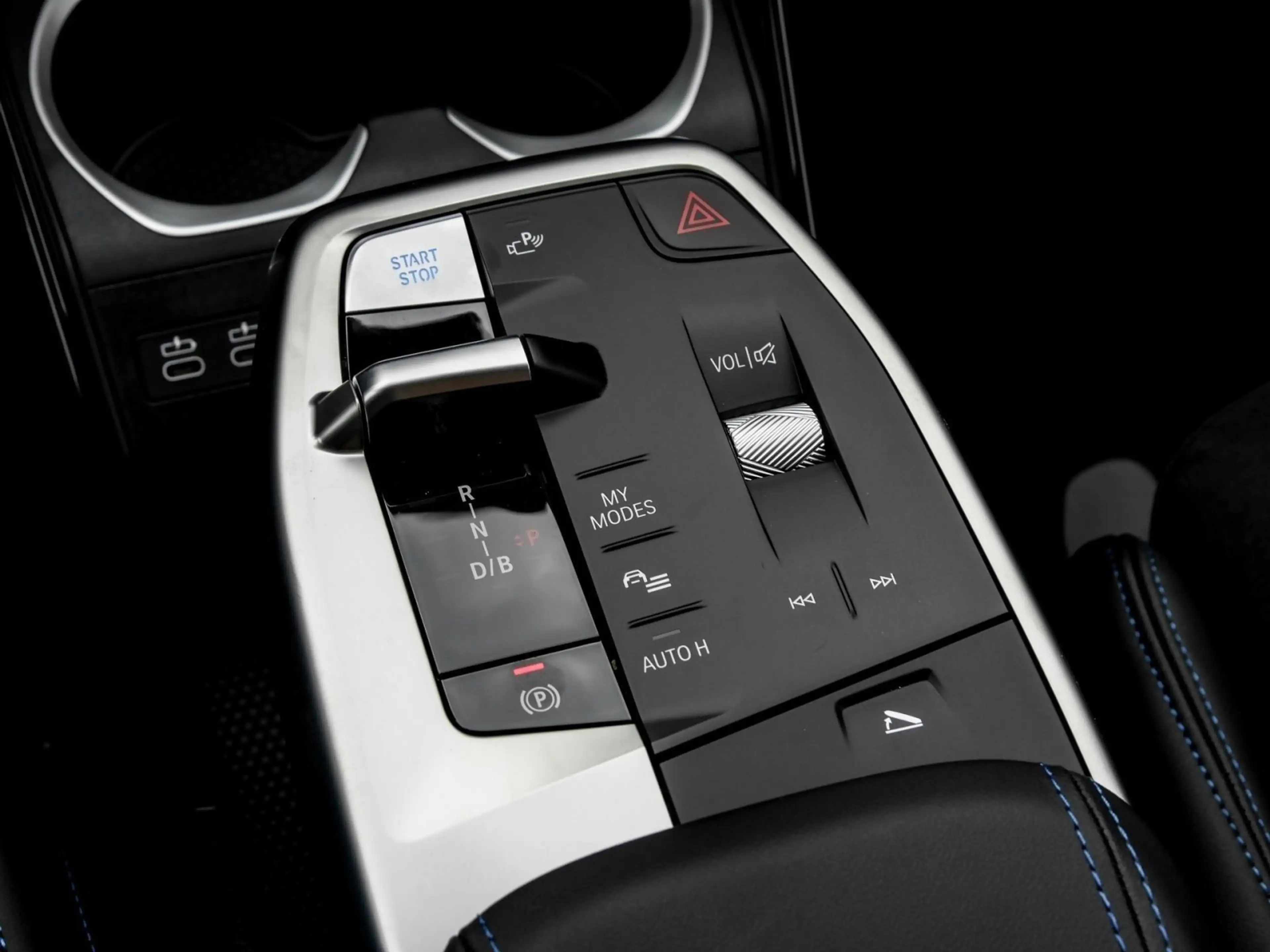 BMW iX1 eDrive20 M Sport HUD ACC AHK RFK NAVI LED — photo 10