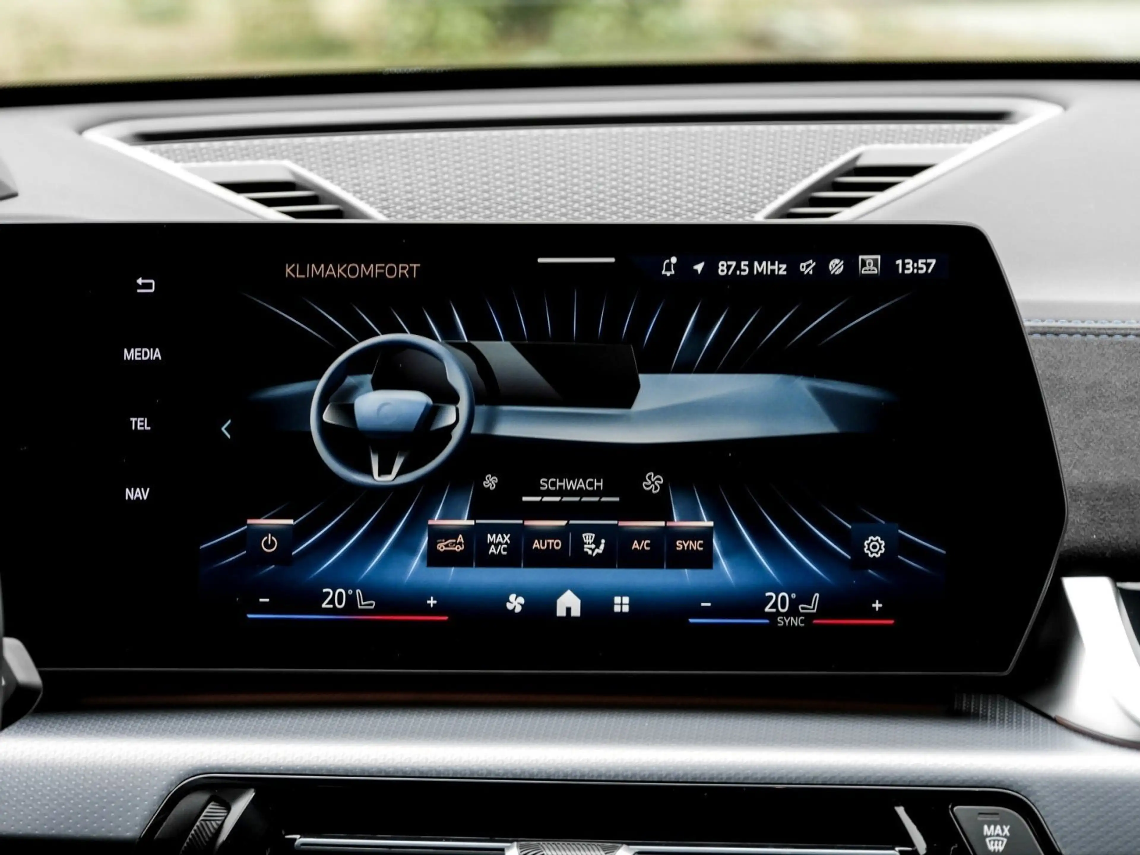BMW iX1 eDrive20 M Sport HUD ACC AHK RFK NAVI LED — photo 8