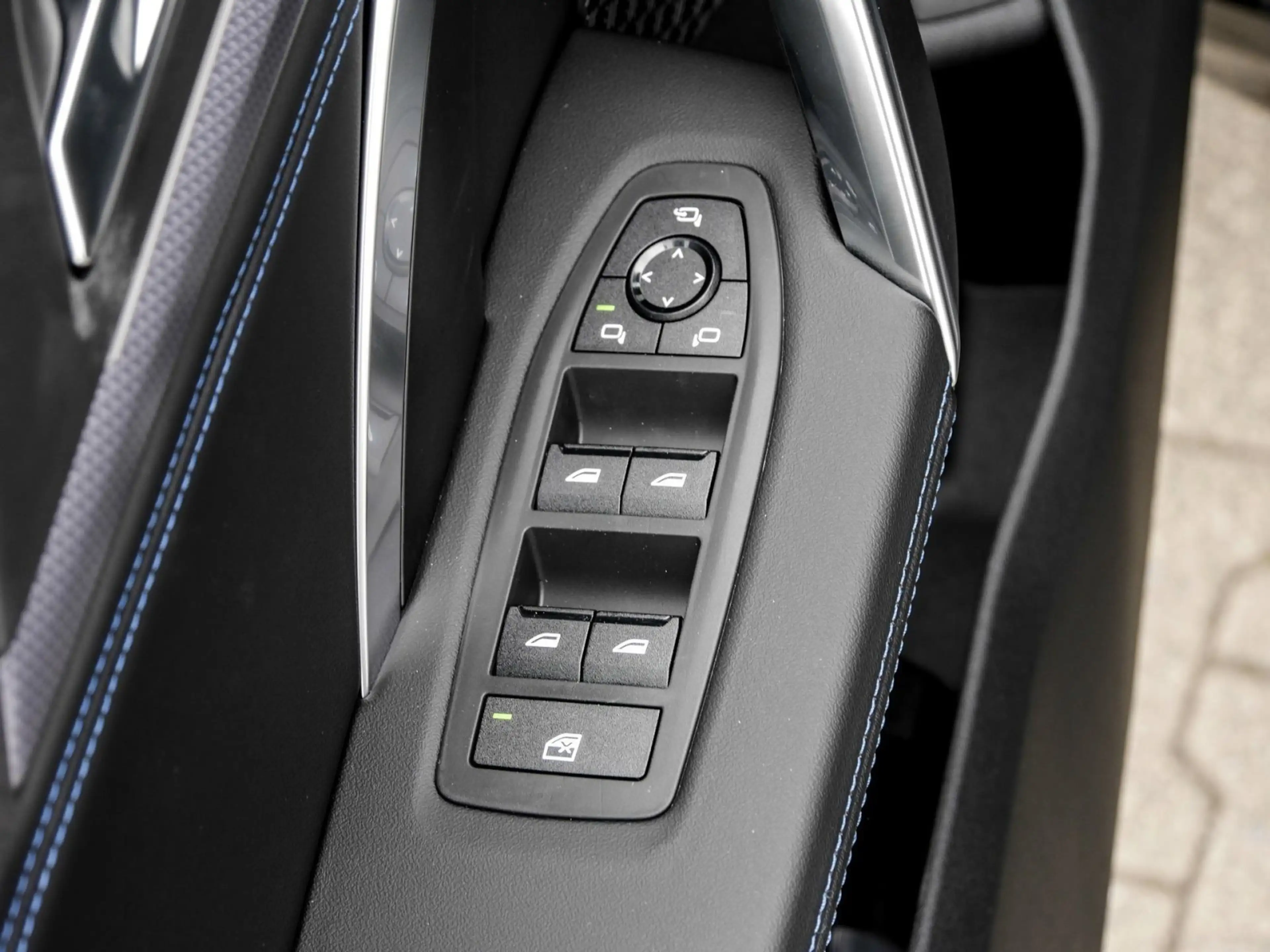 BMW iX1 eDrive20 M Sport HUD ACC AHK RFK NAVI LED — photo 13