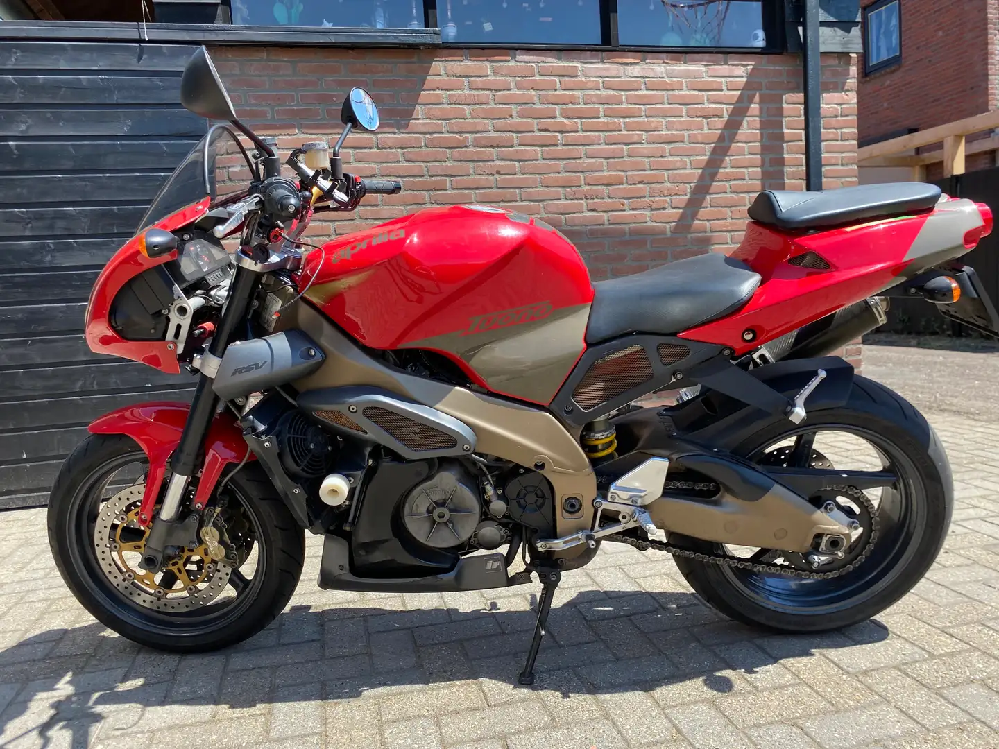 Aprilia RSV 1000 Tuono R Rood - 2