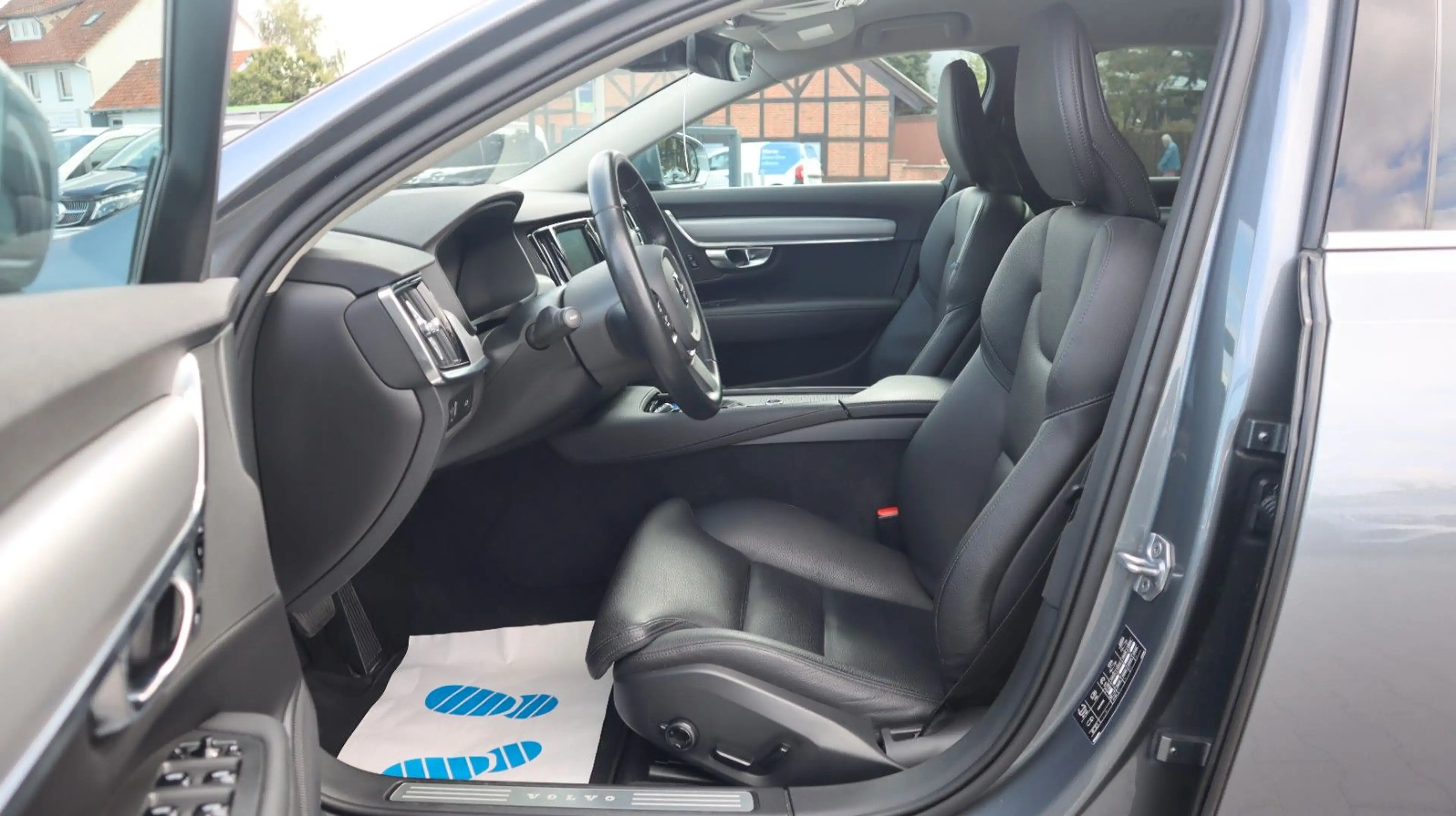 Volvo V90 Momentum CarPlay LED Memory AHK R.Cam SENSUS — photo 9