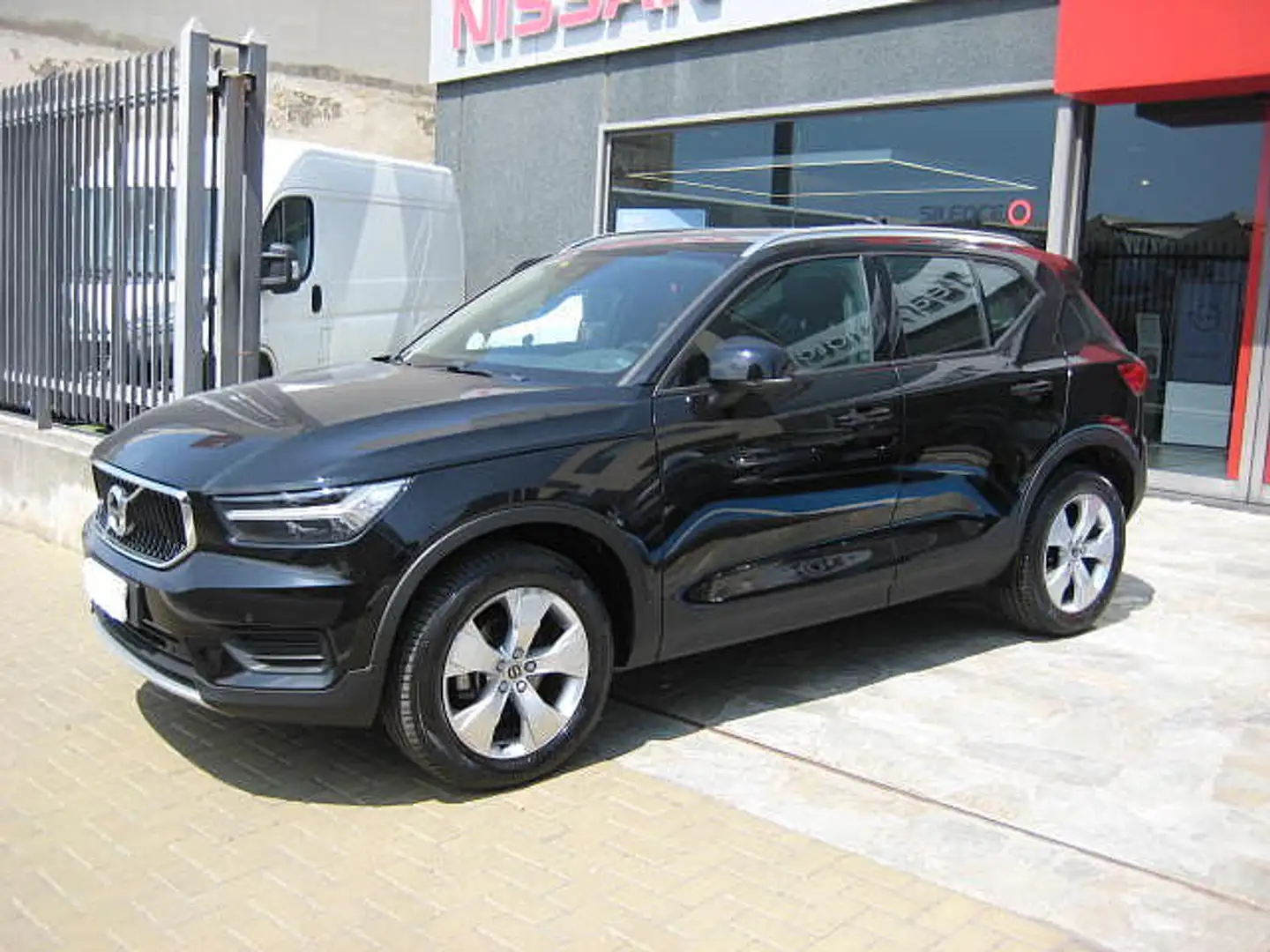 Volvo XC40 T3 Momentum Schwarz - 2