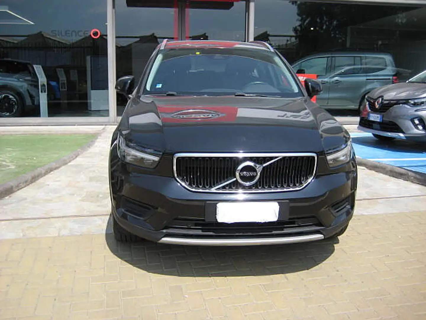 Volvo XC40 T3 Momentum Schwarz - 1