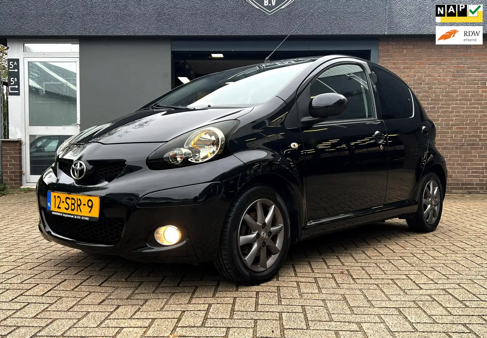 Toyota Aygo 1.0-12V Dynamic Navigator/Navi_LMV_Airco_Elekt pak Zwart - 1