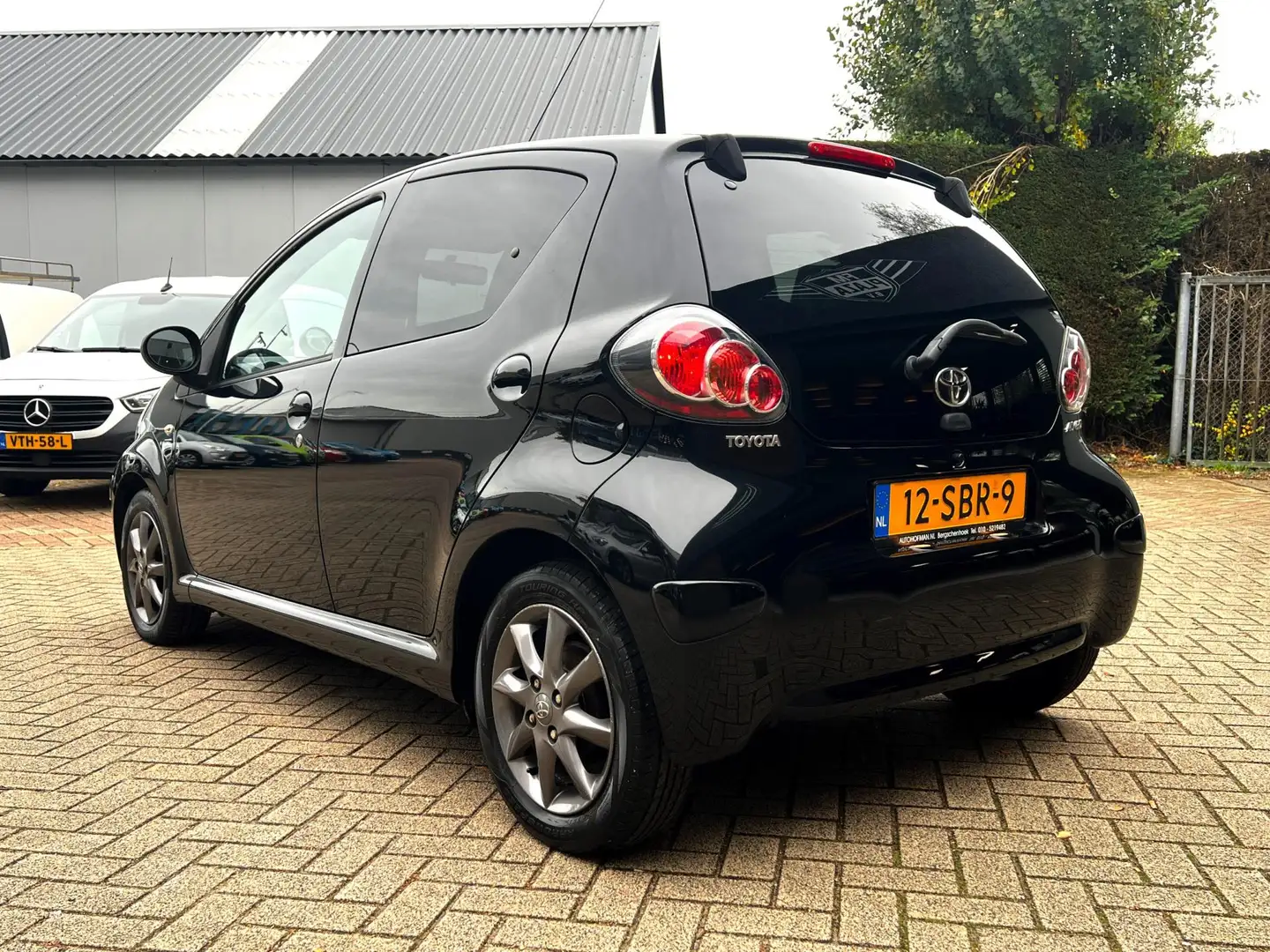 Toyota Aygo 1.0-12V Dynamic Navigator/Navi_LMV_Airco_Elekt pak Zwart - 2