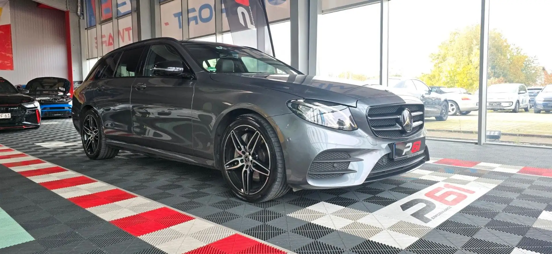 Mercedes-Benz E 400 / /4Matic/Abst.Tempomat/Garantie 10.26/ Grau - 1