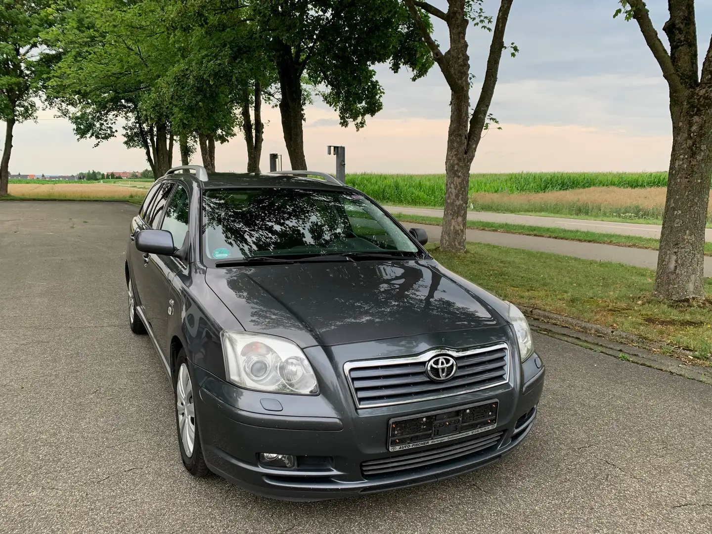 Toyota Avensis 2.2 D-CAT Executive Szary - 1