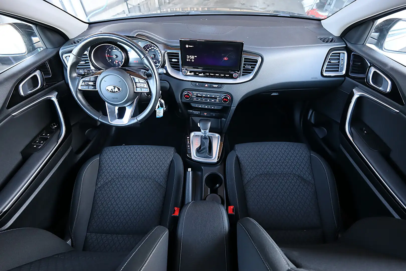 Kia Ceed SW / cee'd SW ceed SW 1,6 CRDi SCR ISG Silber 48V DCT|Navi|La... Schwarz - 2