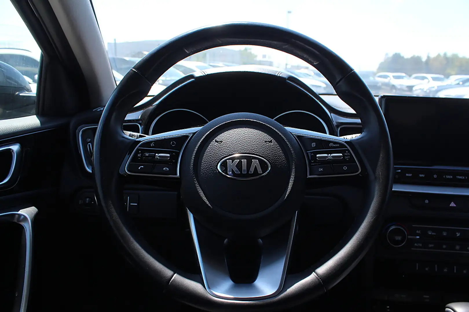 Kia Ceed SW / cee'd SW ceed SW 1,6 CRDi SCR ISG Silber 48V DCT|Navi|La... Schwarz - 2