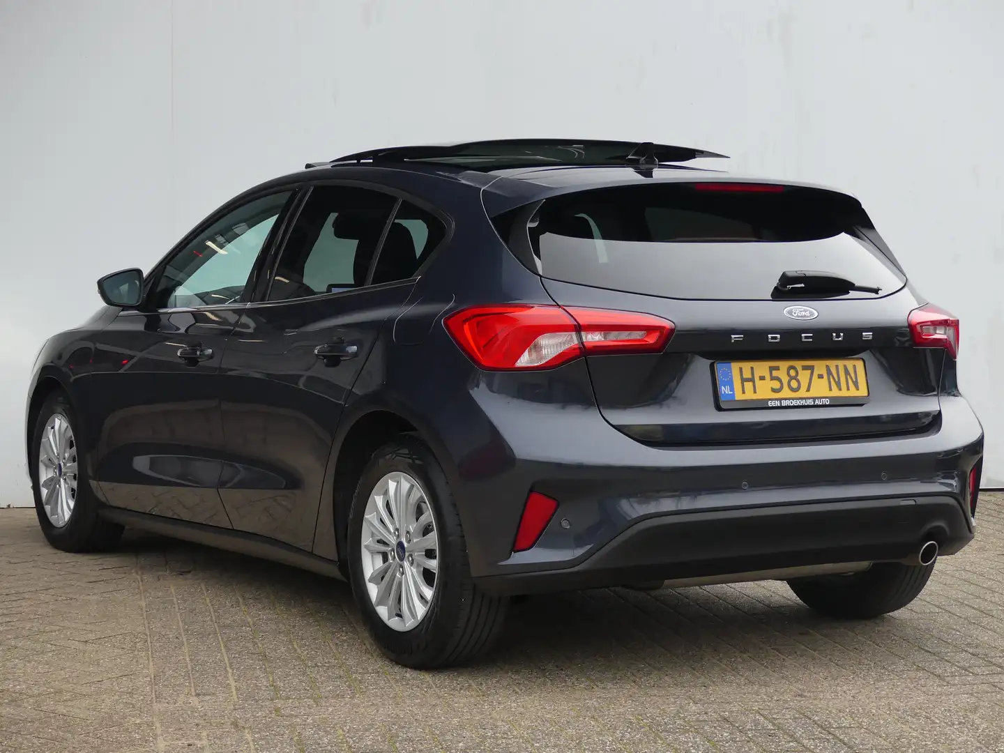 Ford Focus 1.0 EcoBoost 125PK Titanium Business | PANORAMADAK Blauw - 2