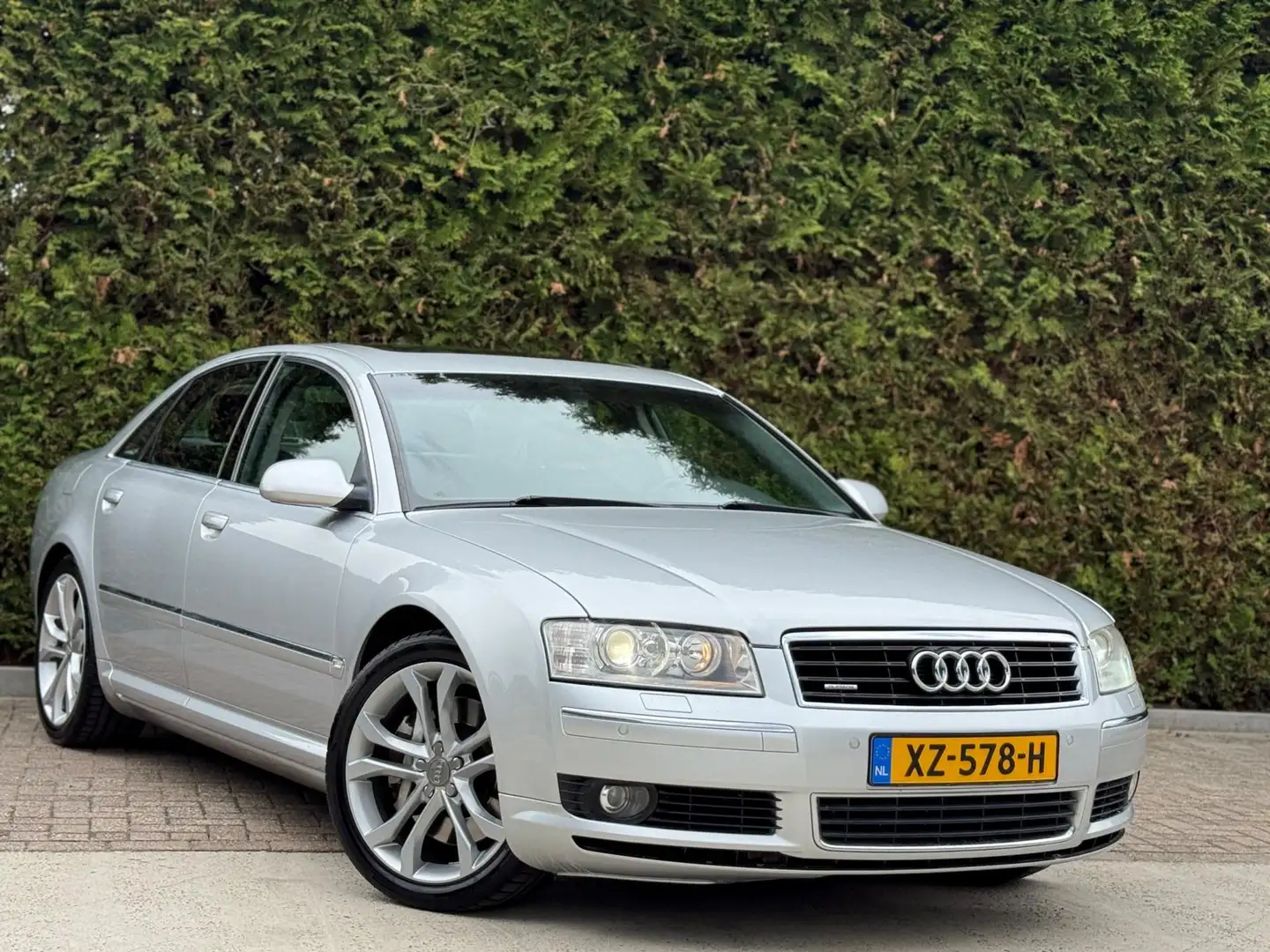 Audi A8 4.2 Quattro Bose Youngtimer Grau - 1