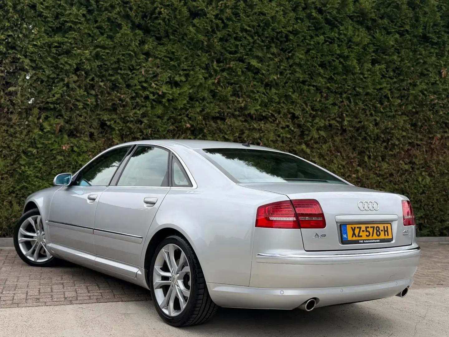 Audi A8 4.2 Quattro Bose Youngtimer Grau - 2