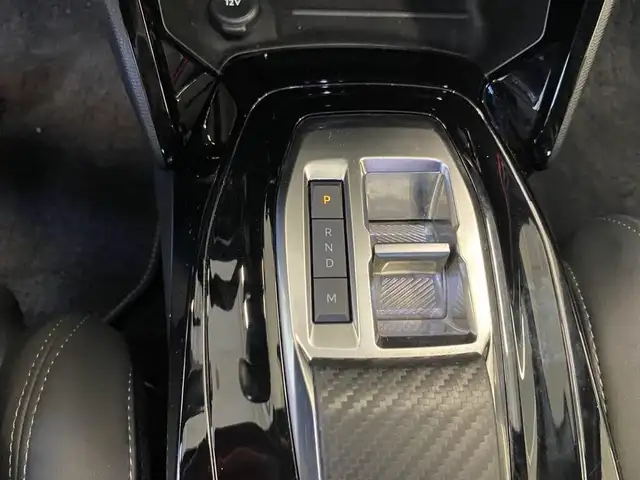 Peugeot 208 view 11