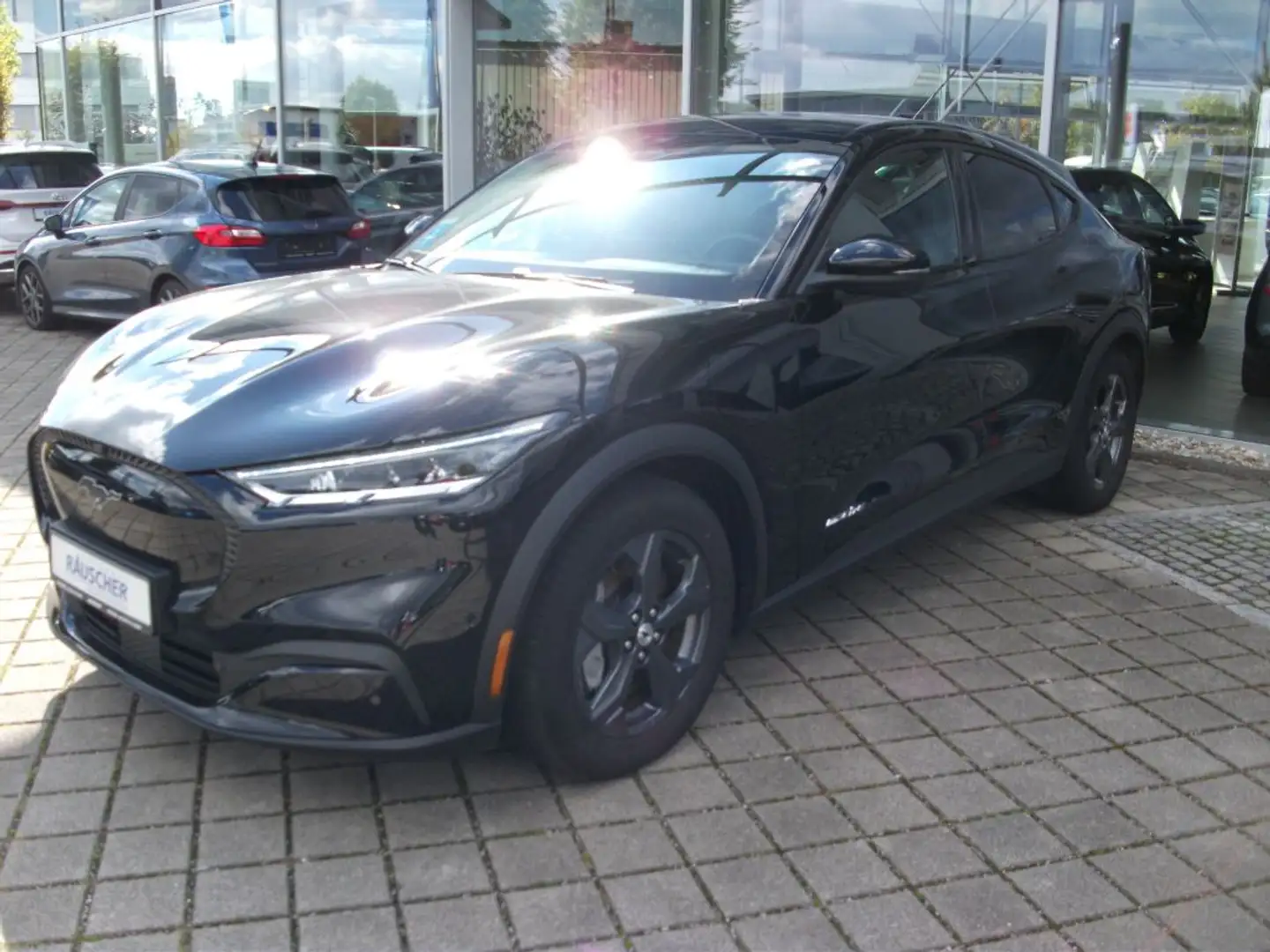 Ford Mustang Mach-E Zwart - 1