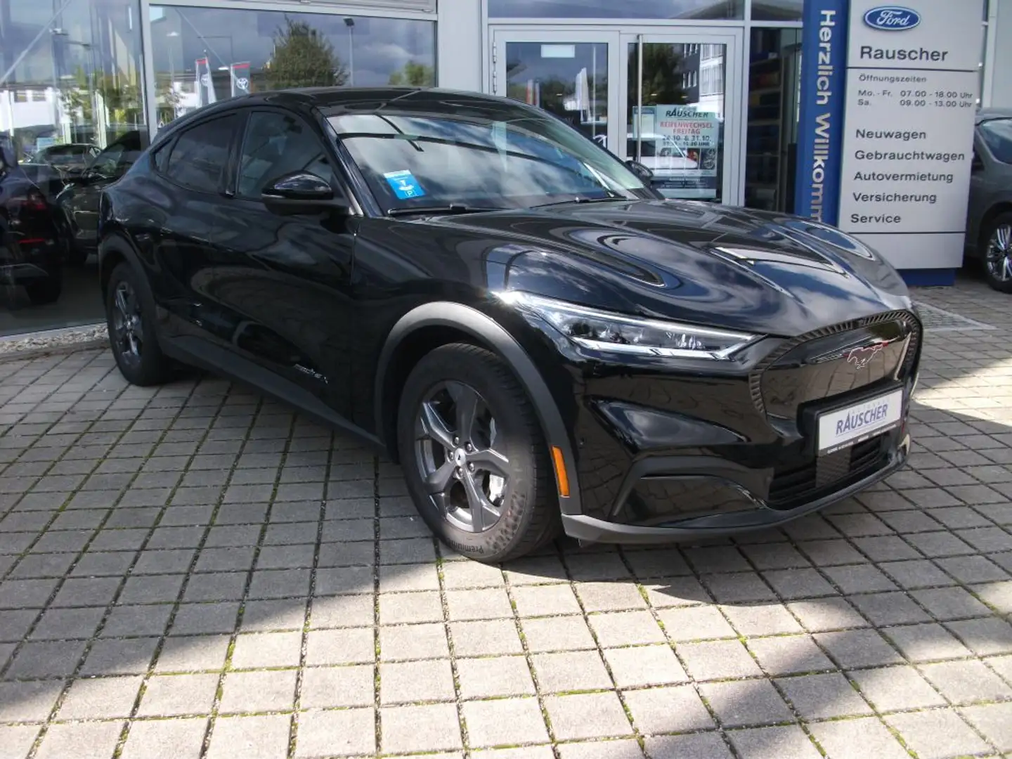 Ford Mustang Mach-E Zwart - 2