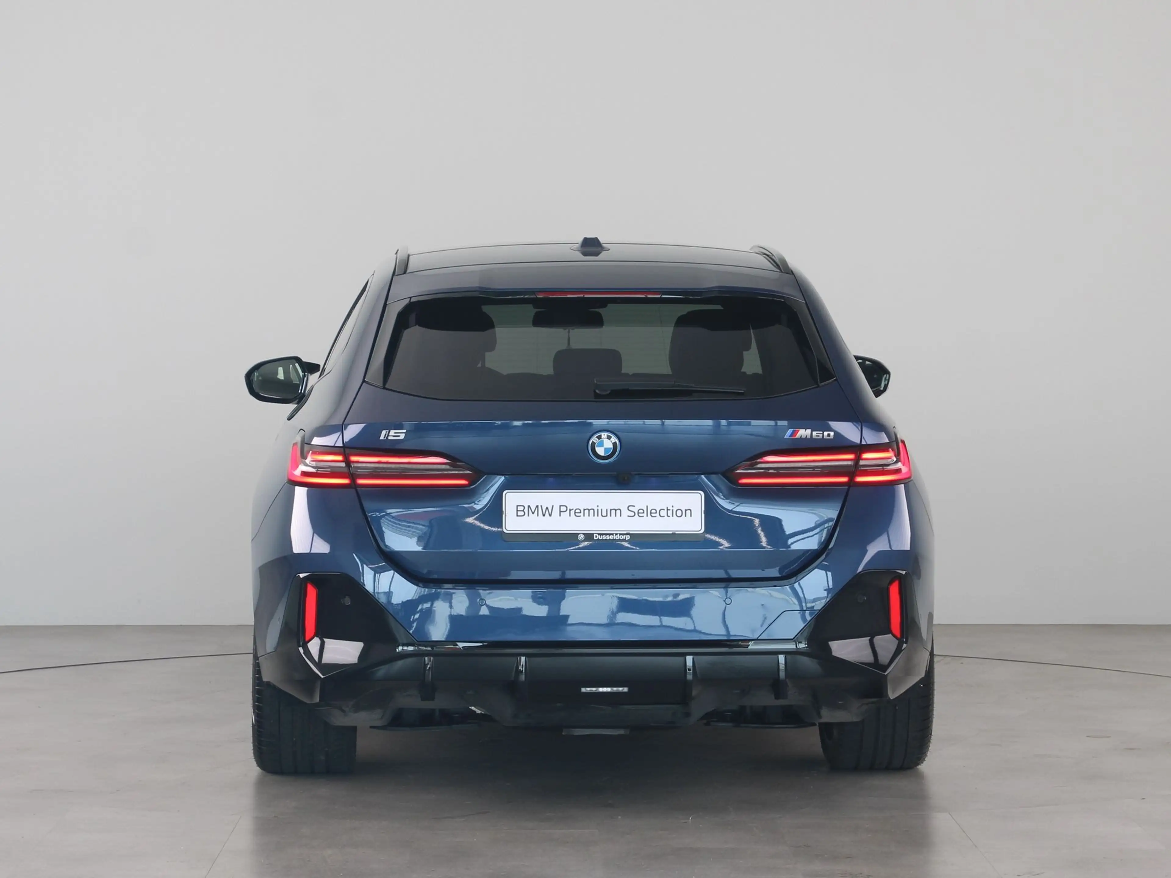 BMW i5 Touring M60 xDrive 84 kWh — photo 11