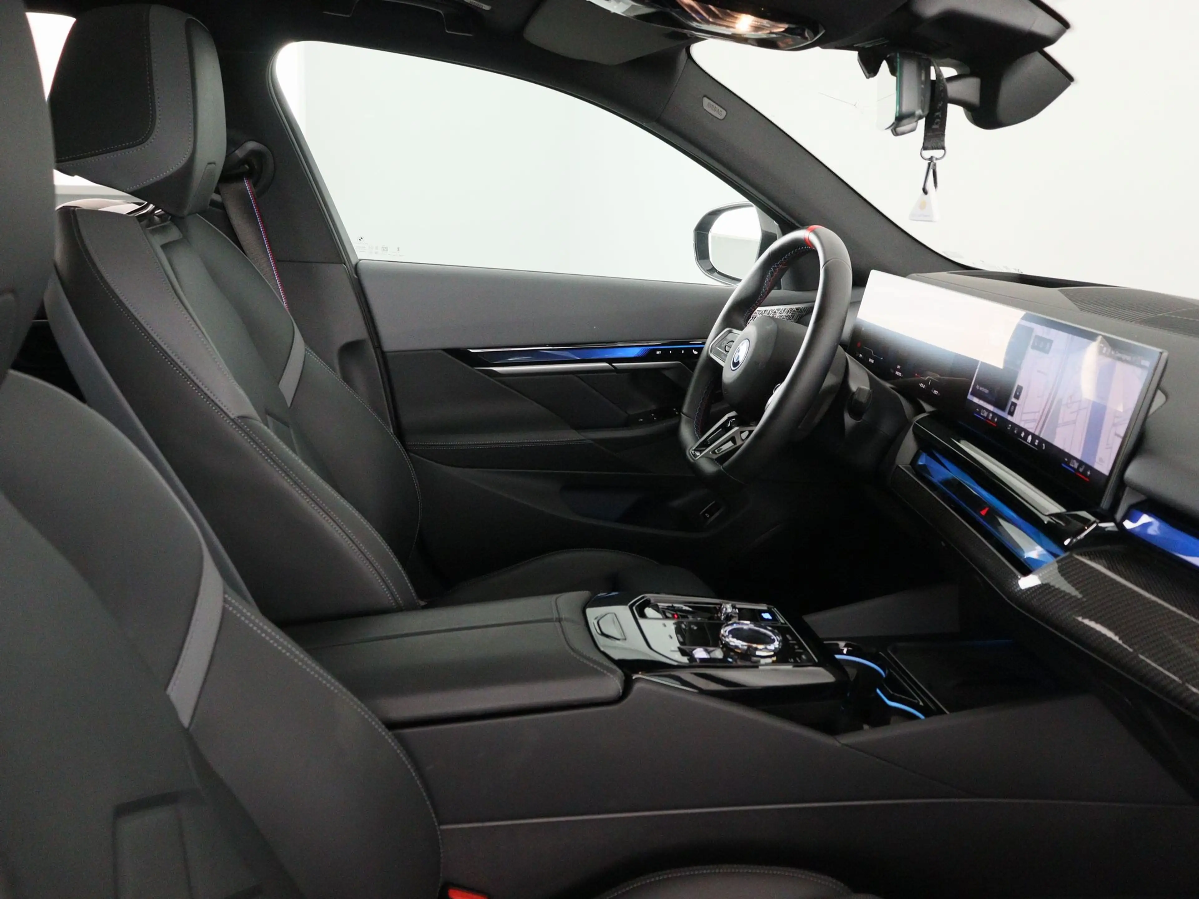 BMW i5 Touring M60 xDrive 84 kWh — photo 15