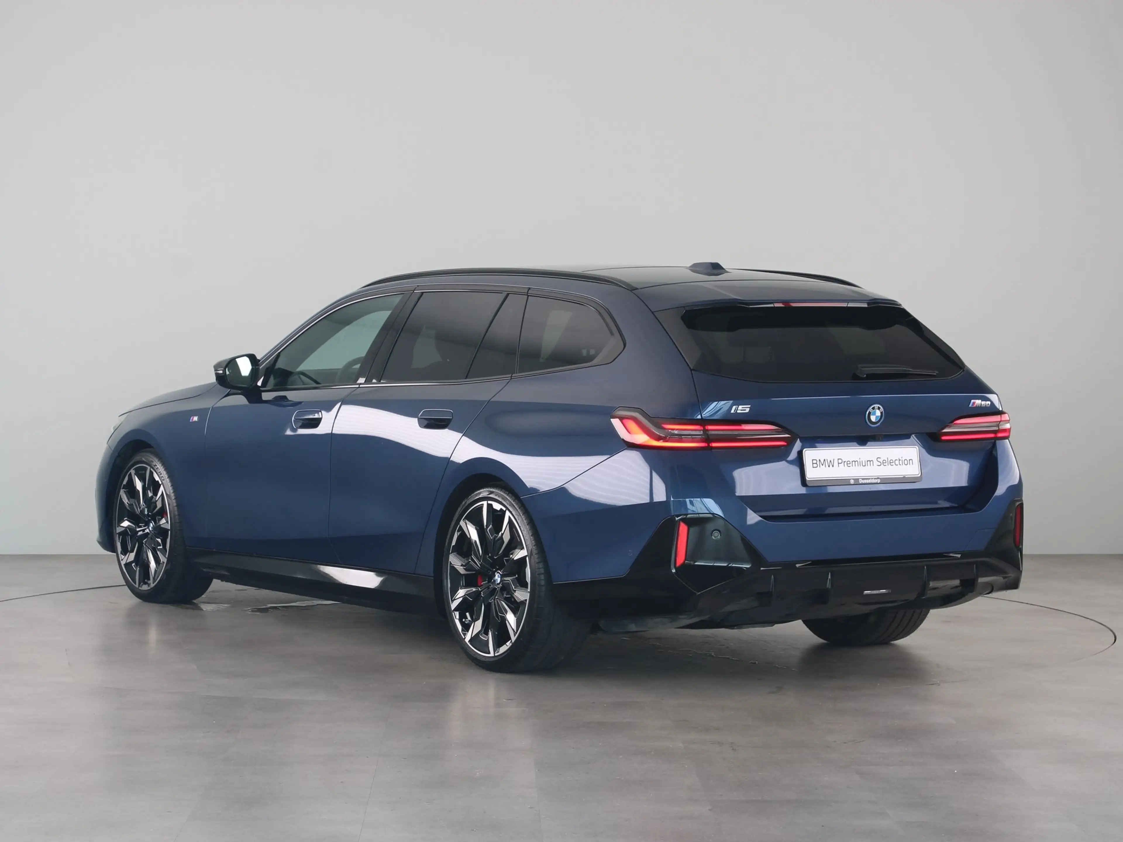 BMW i5 Touring M60 xDrive 84 kWh — photo 12